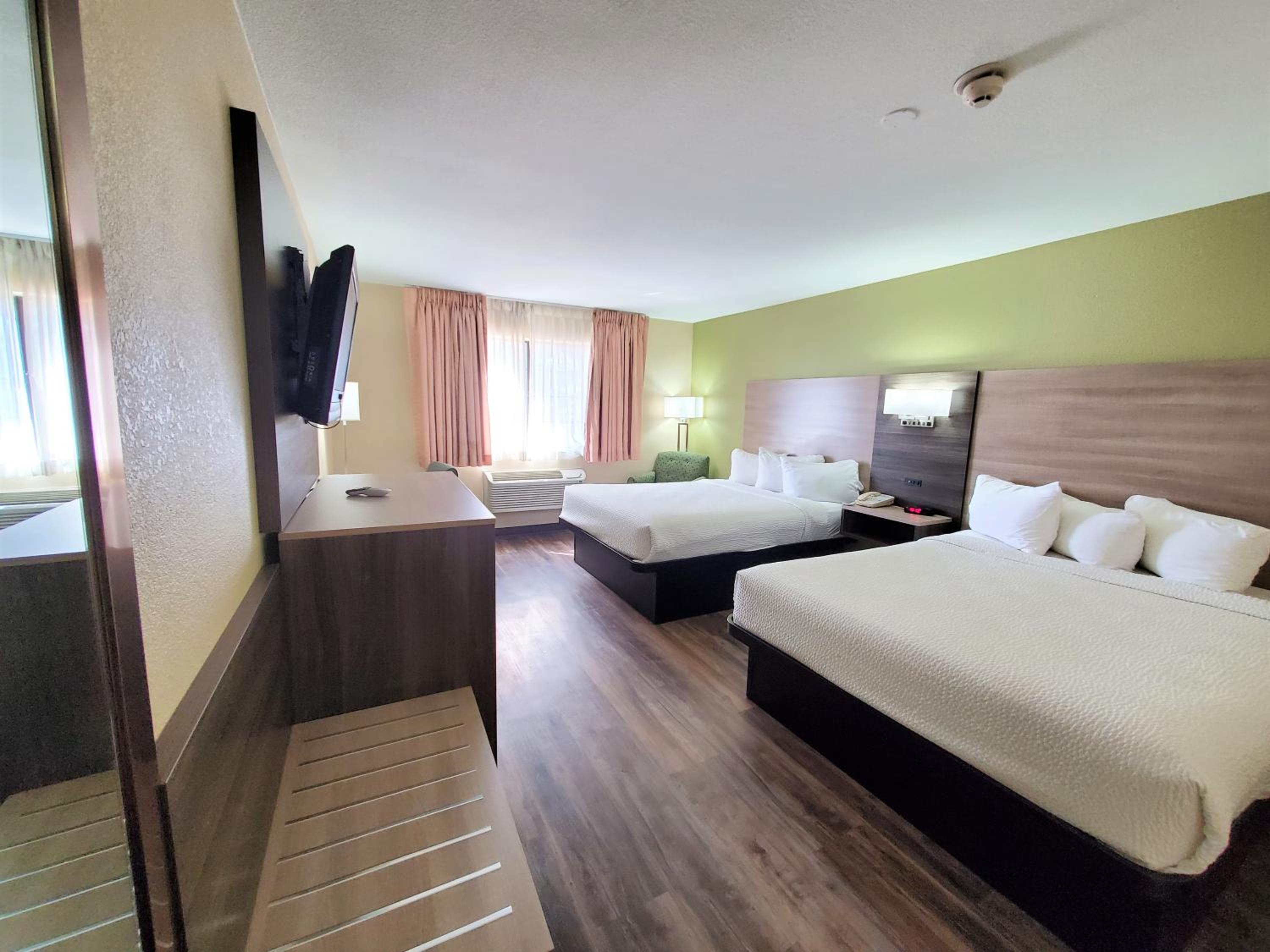 Queen Room with Two Queen Beds - Non-Smoking - Photo 11