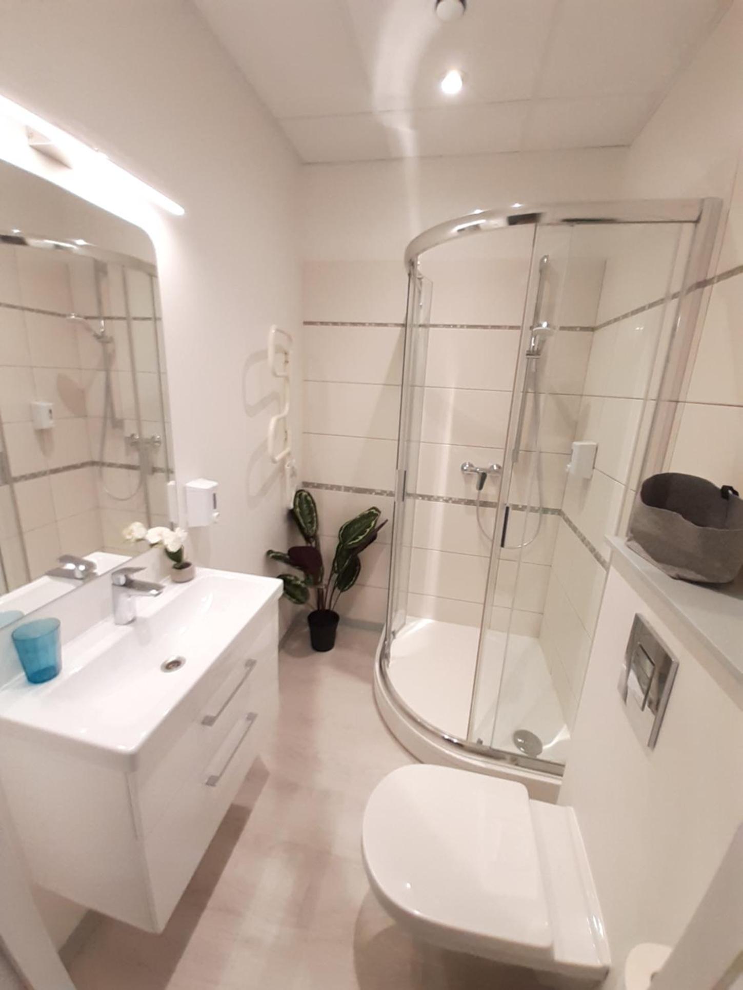 Deluxe Quadruple Room - Photo 10
