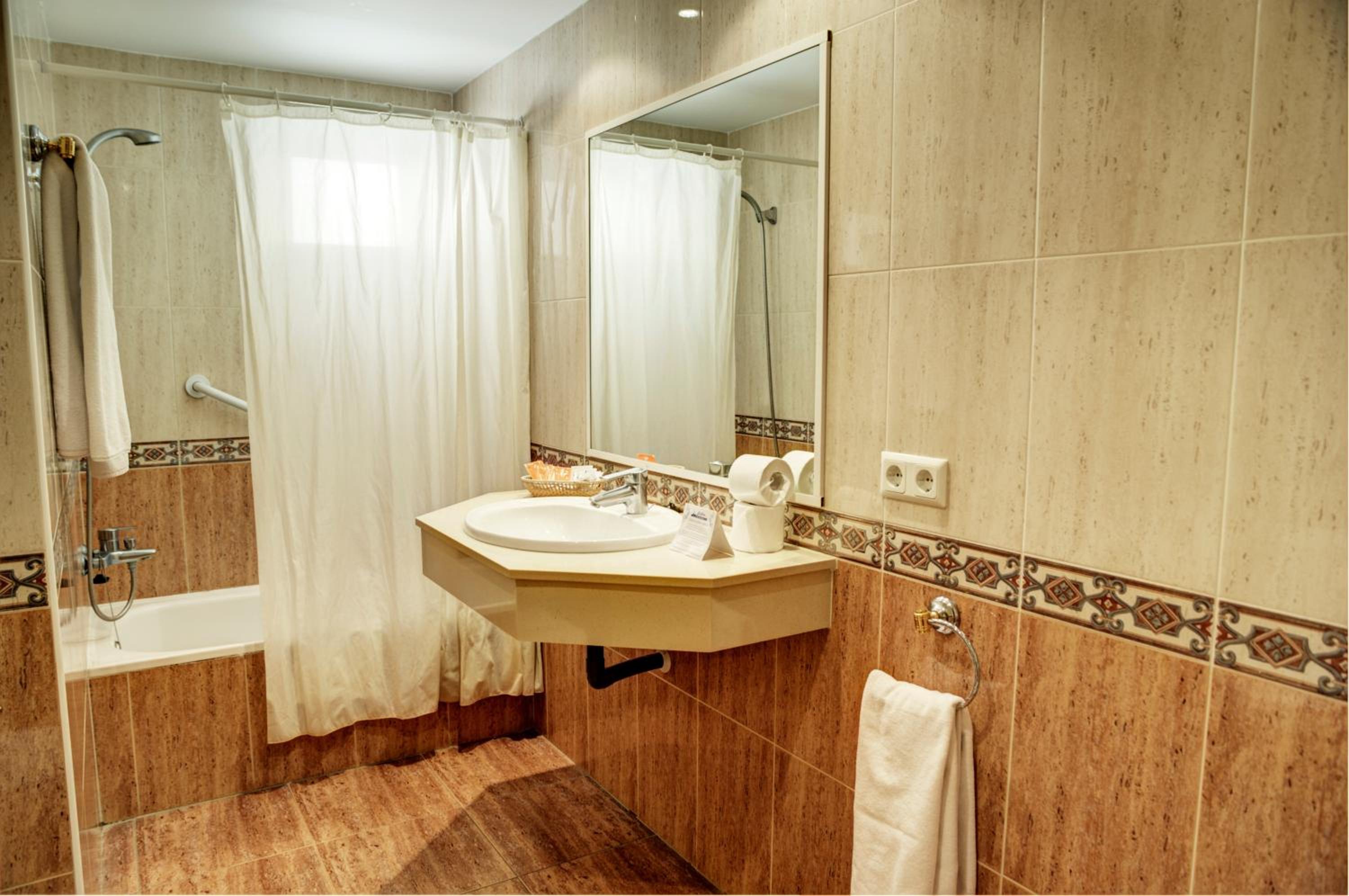 One-Bedroom Apartment - Photo 3