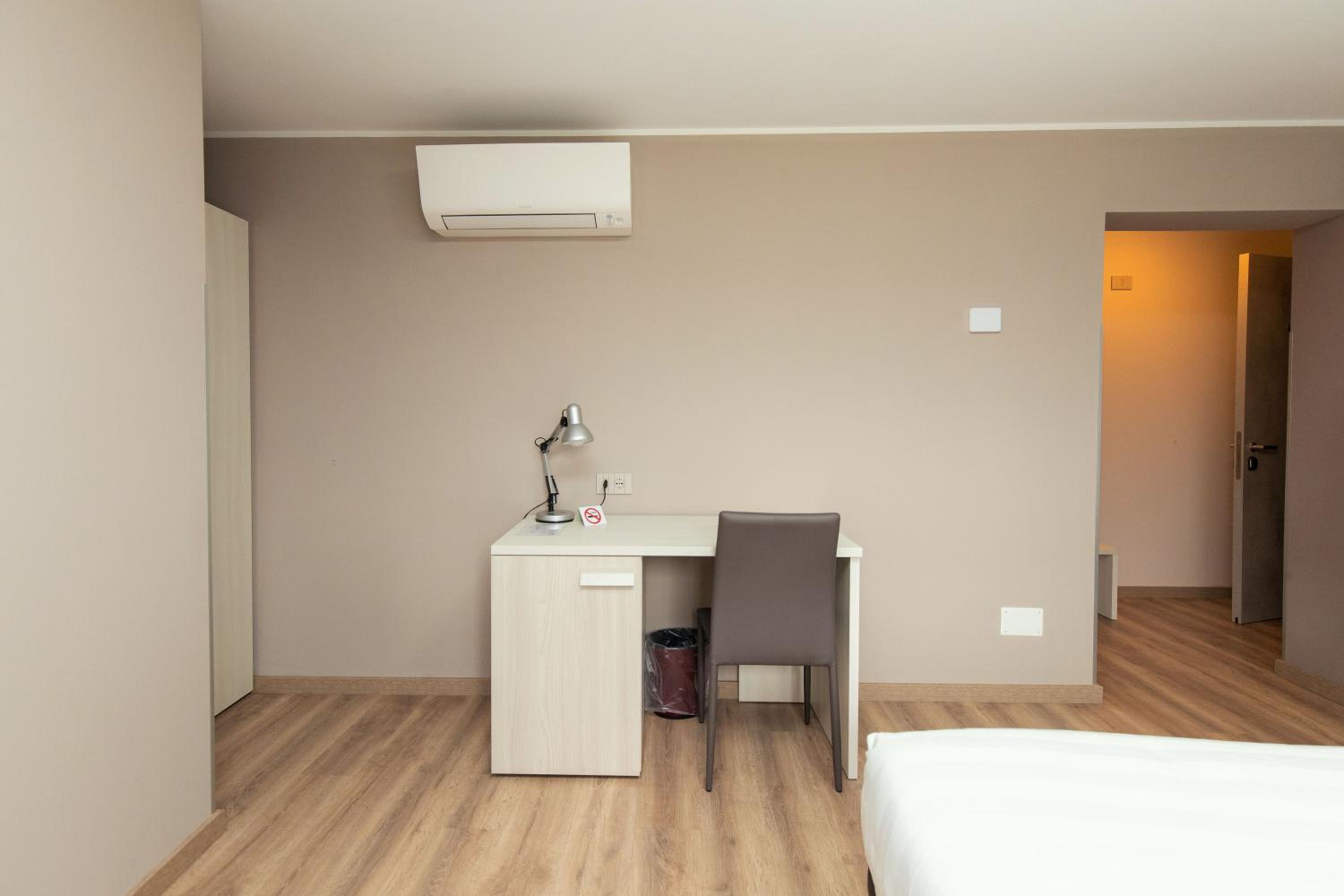Double Room with Private Bathroom - Photo 2