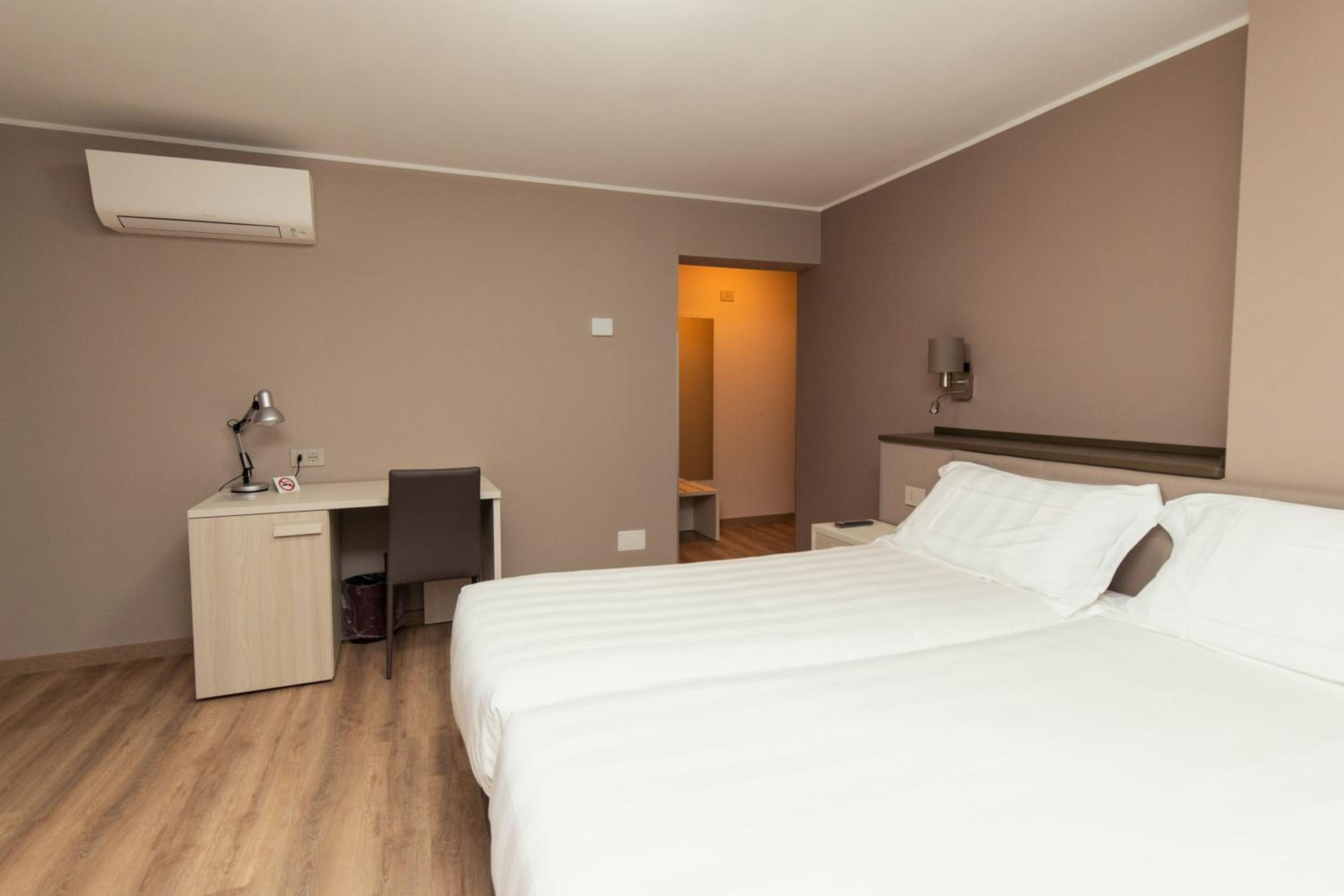 Double Room with Private Bathroom - Photo 3