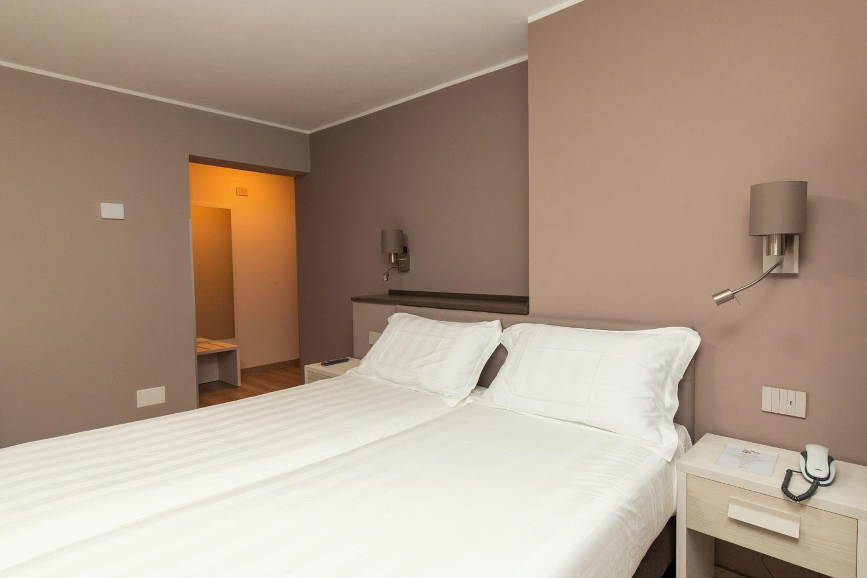 Double Room with Private Bathroom - Photo 4