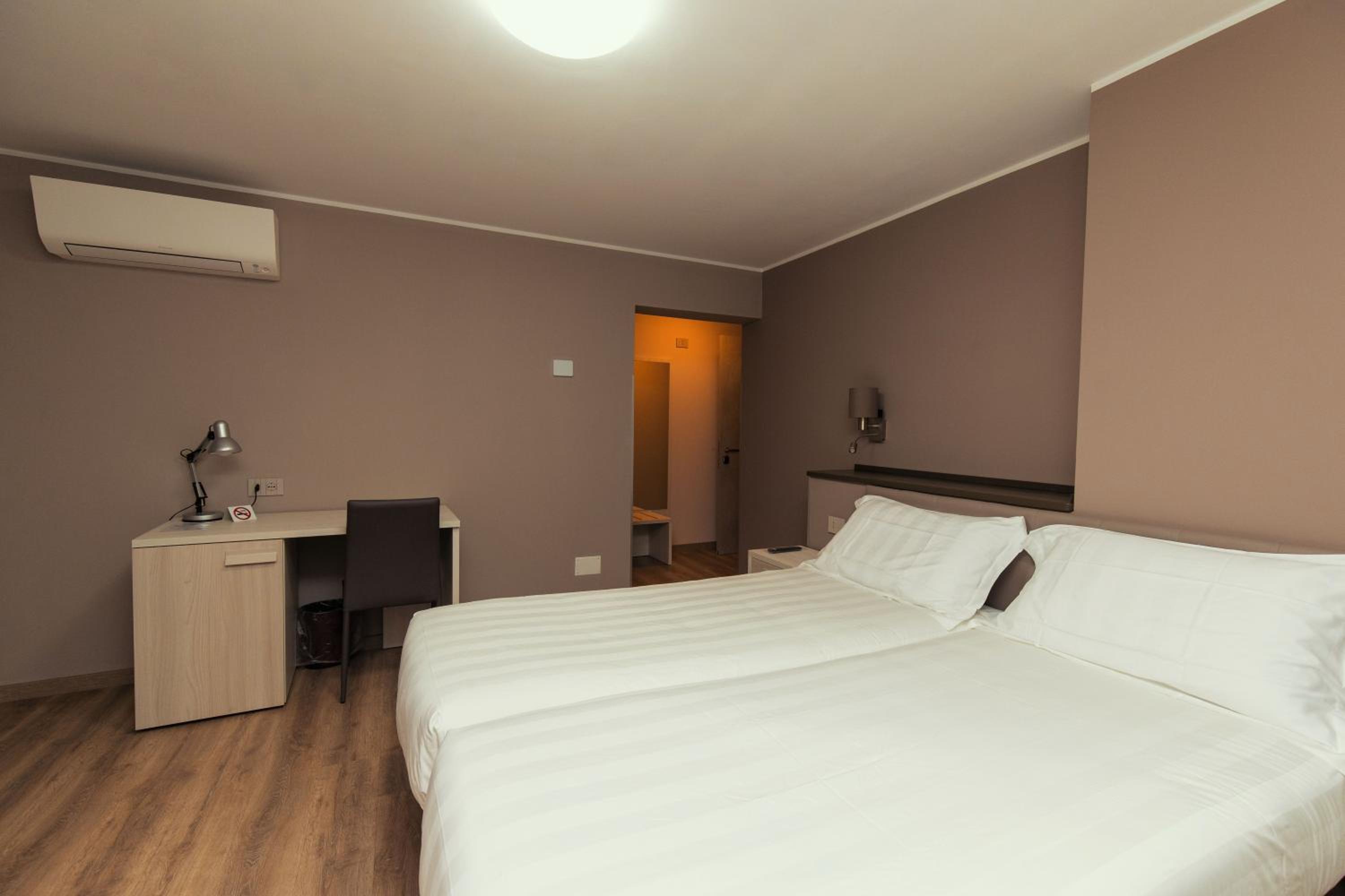 Double Room with Private Bathroom - Photo 1