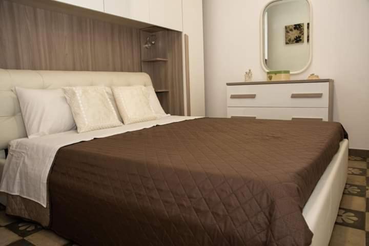 One-Bedroom House - Photo 32