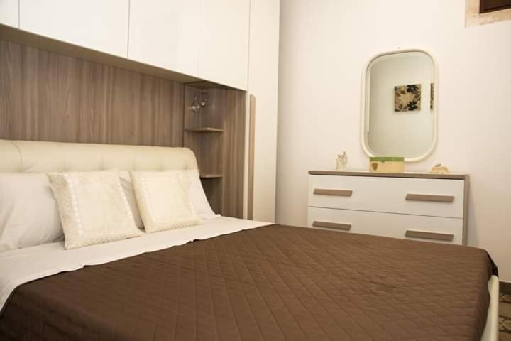 One-Bedroom House - Photo 31