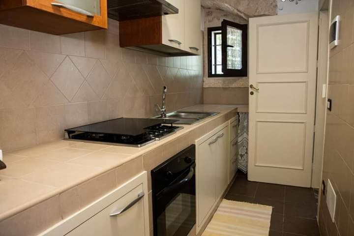 One-Bedroom House - Photo 24