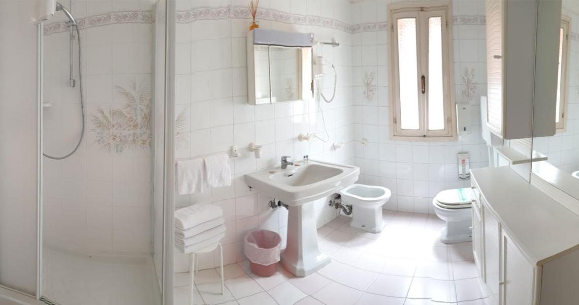 Twin Room with Private Bathroom photo 2