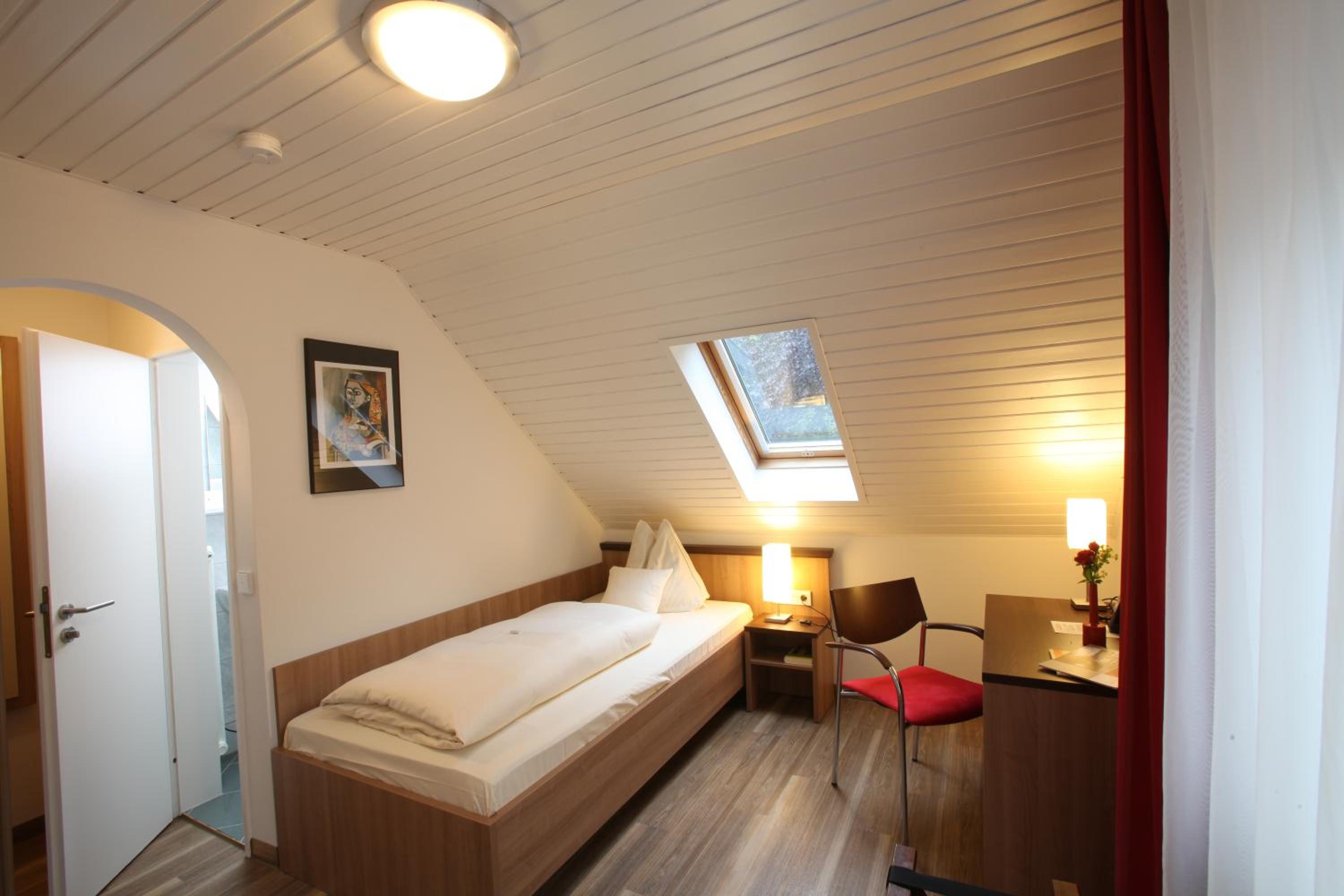 Single Room with Private Bathroom photo 3