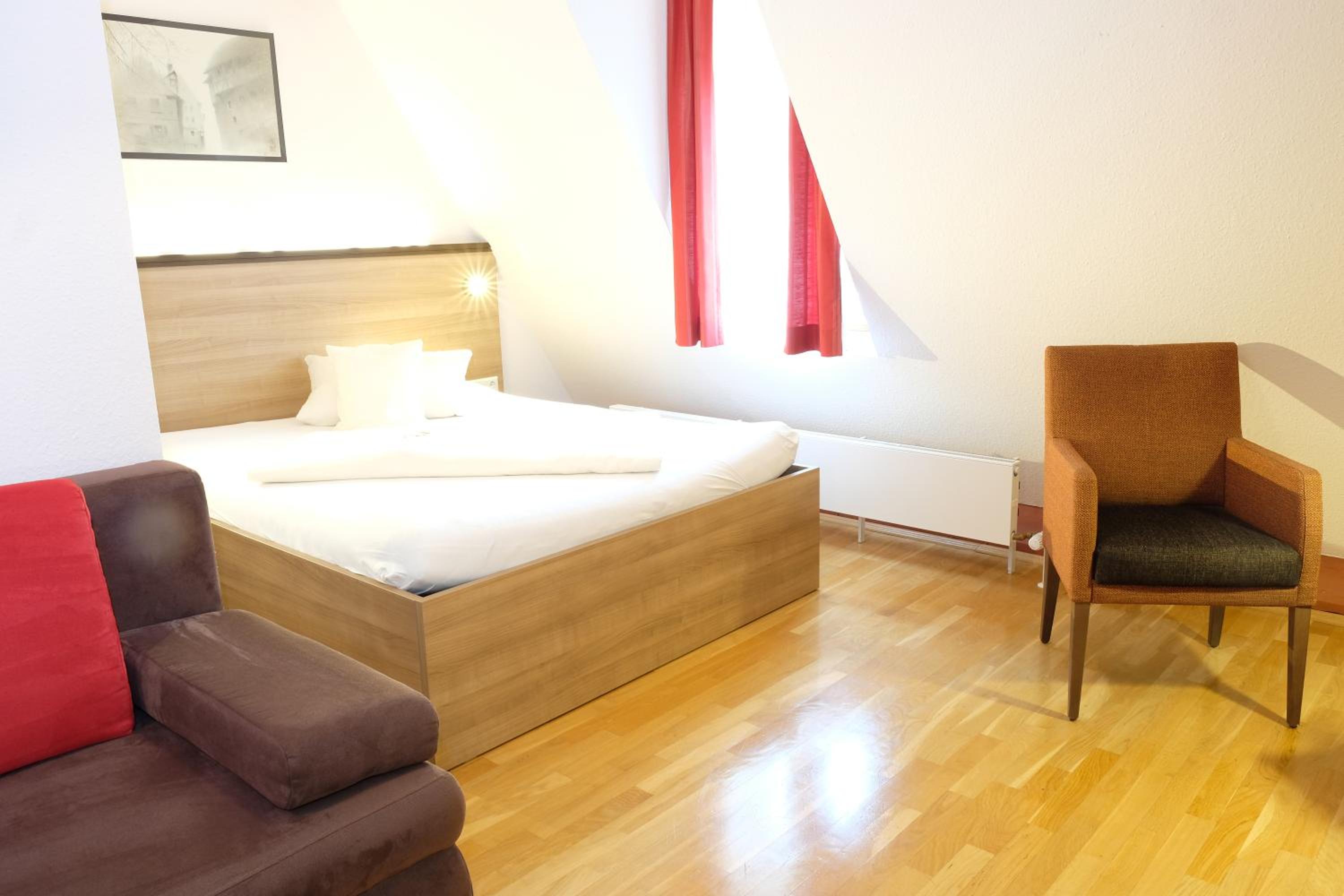 Double Room with Private Bathroom - Photo 2