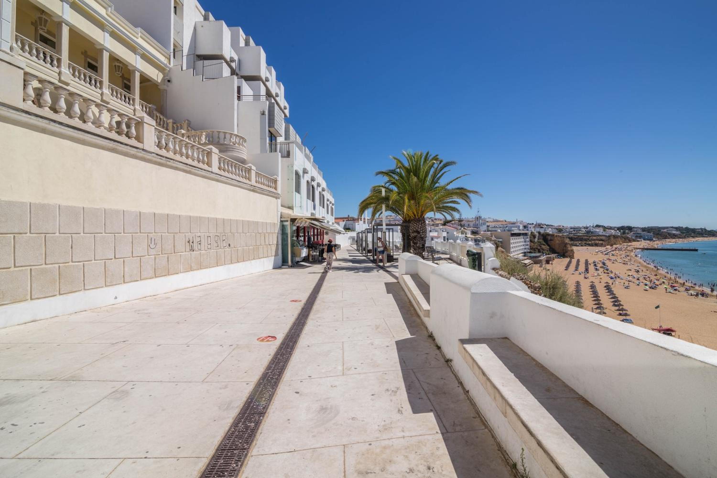 Superior One-Bedroom Apartment with Balcony - Photo 4