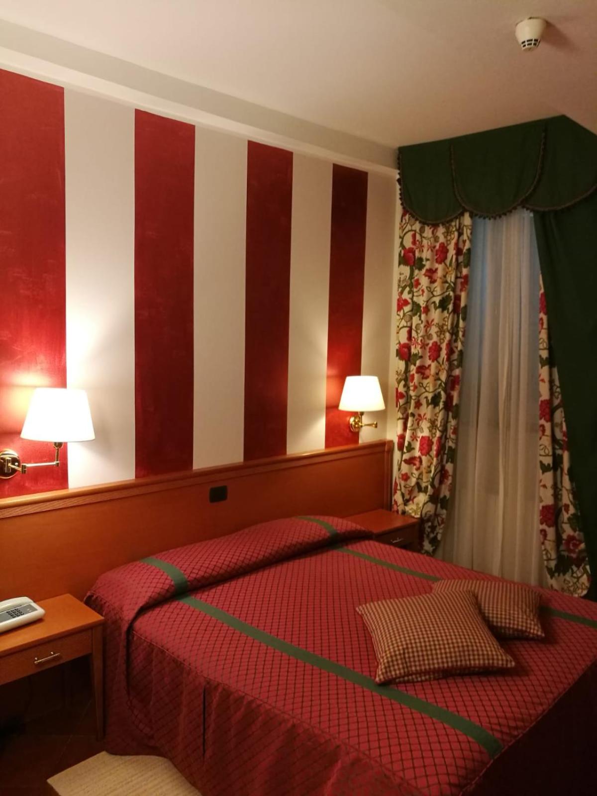 Classic Double or Twin Room - Photo 9