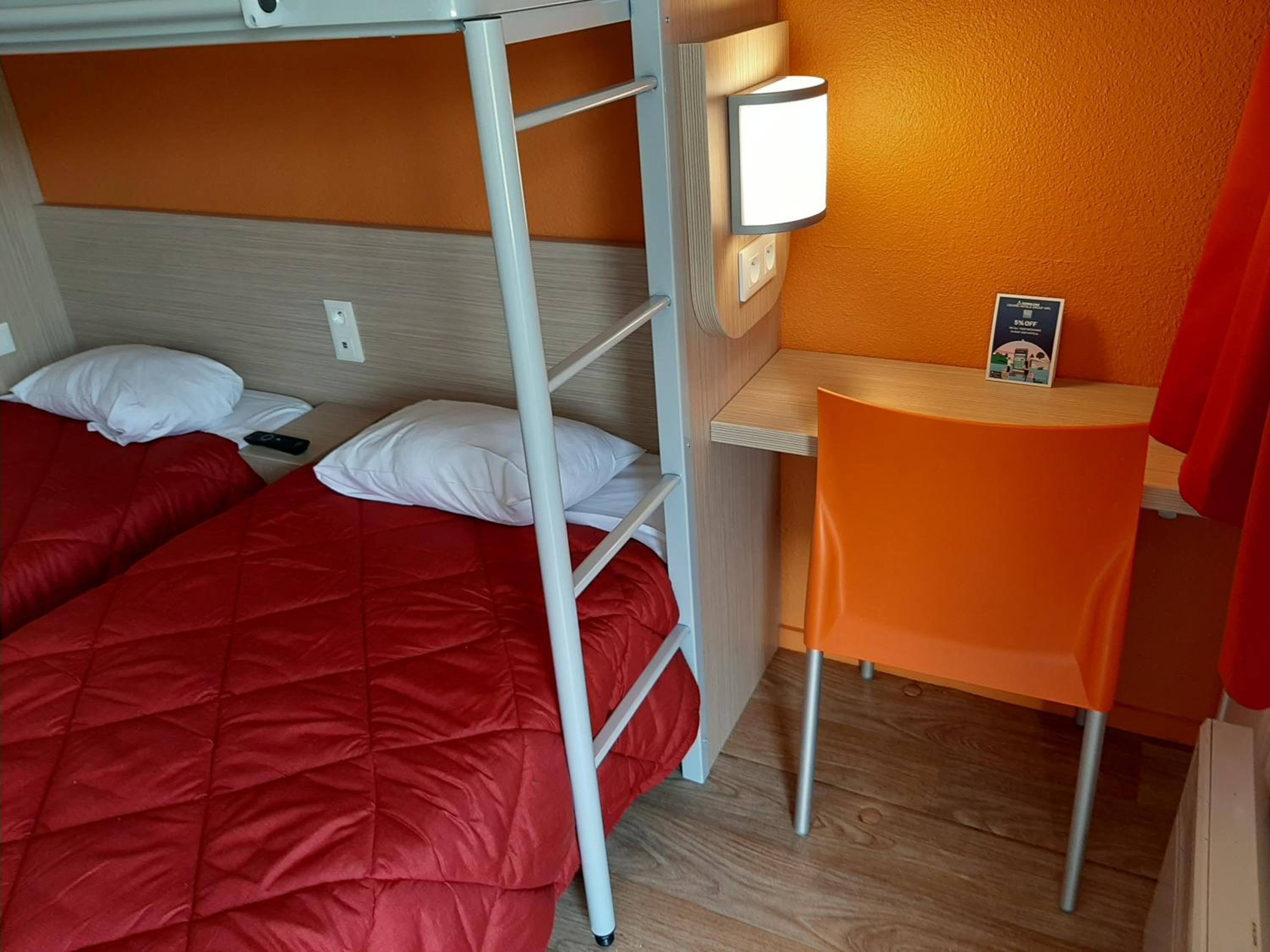 Triple Room (1 Double Bed + 1 Single Bed) - Photo 4