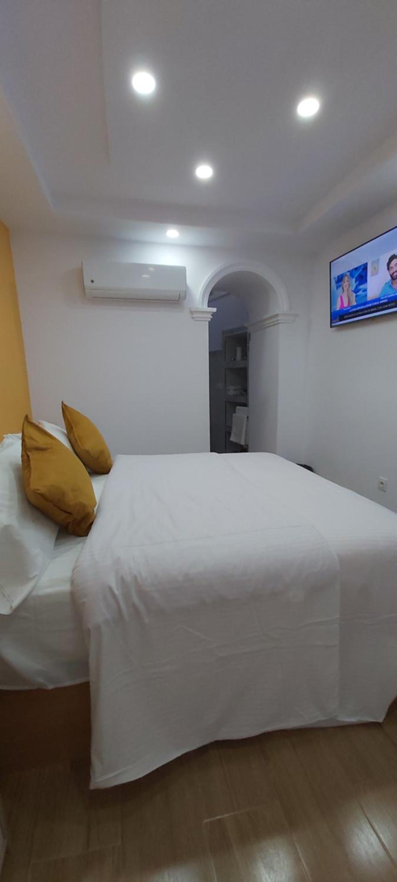 Double Room with Spa Bath - Photo 20