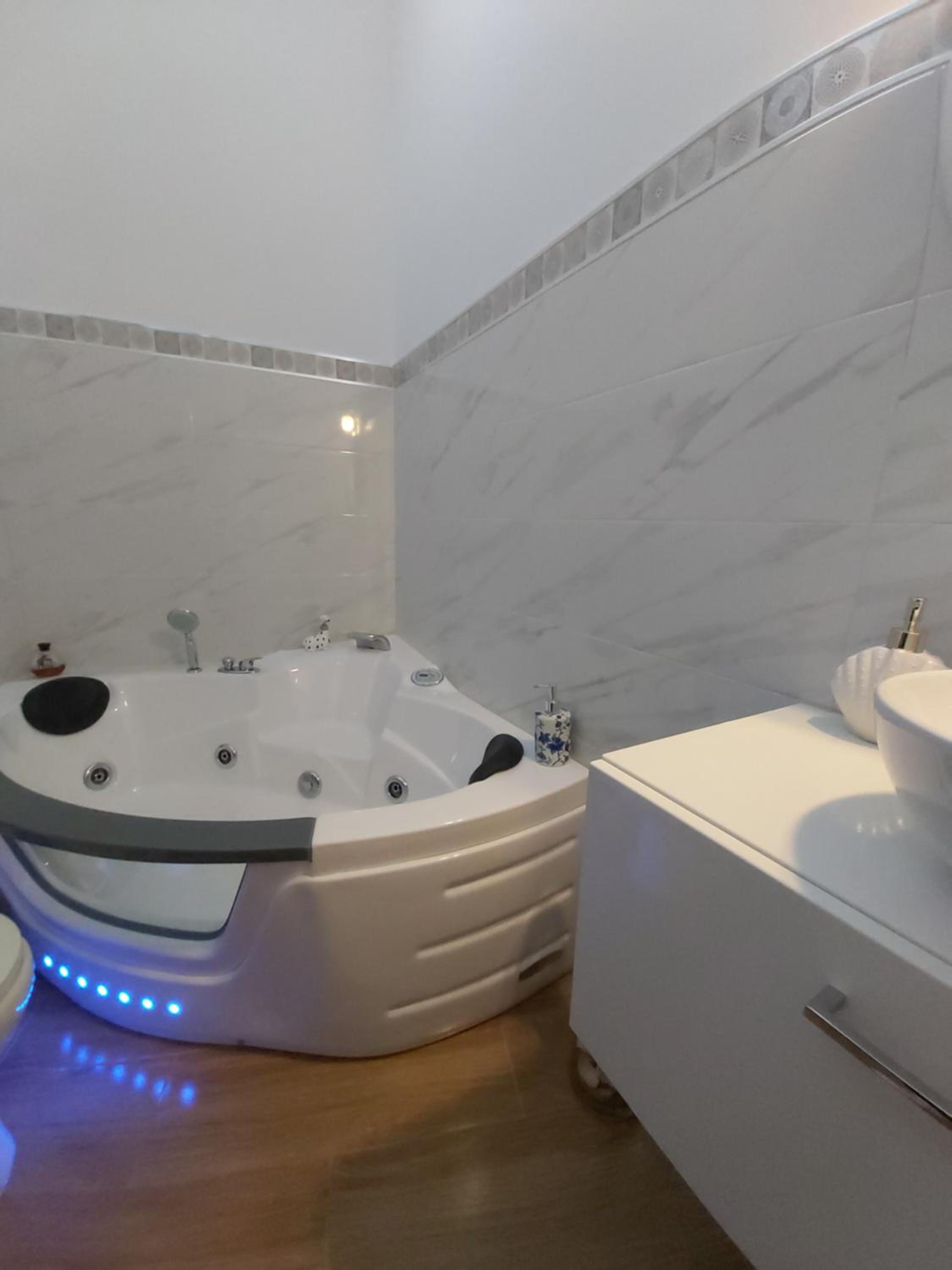 Double Room with Spa Bath - Photo 4