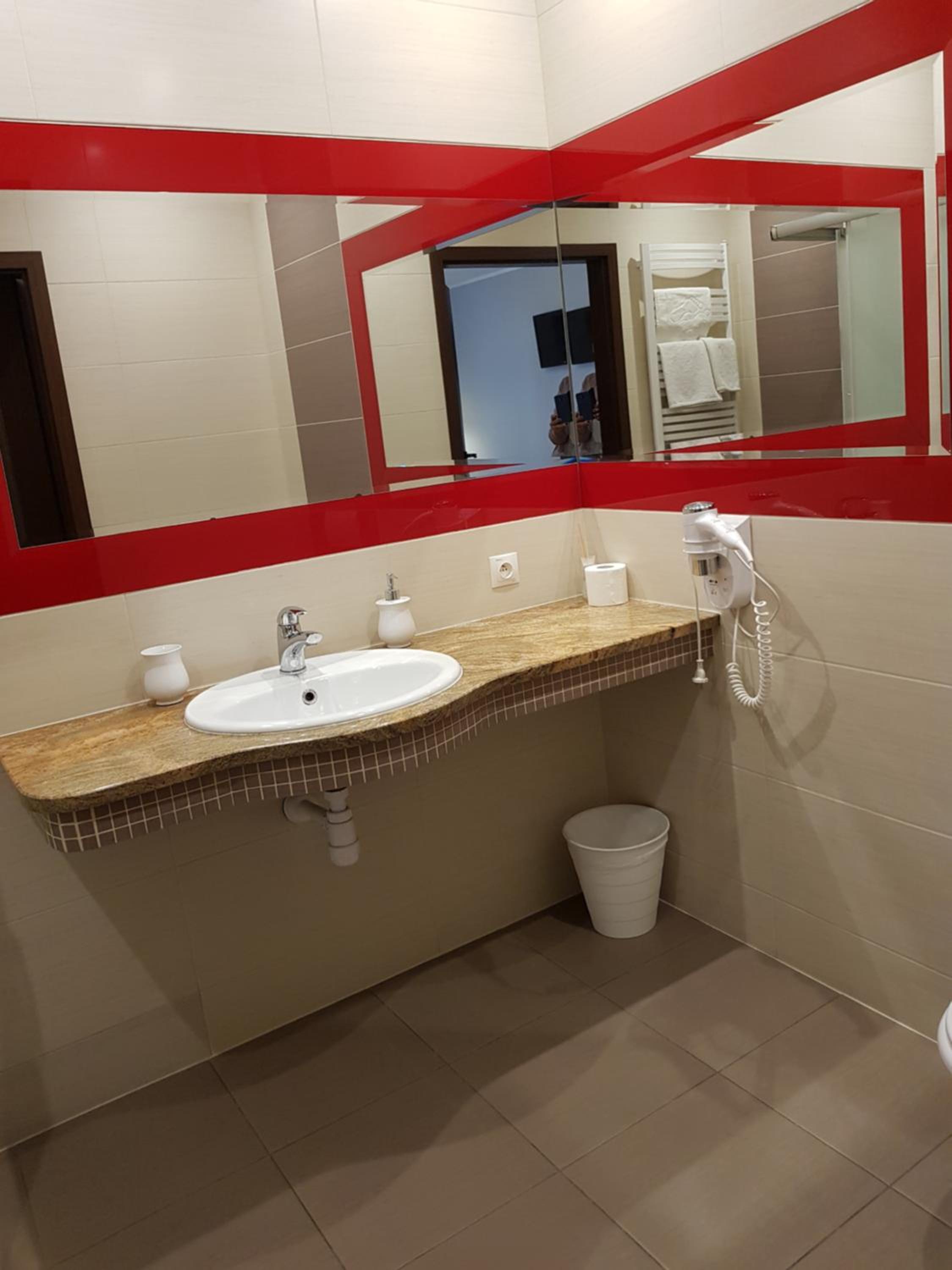 Twin Room - Photo 18