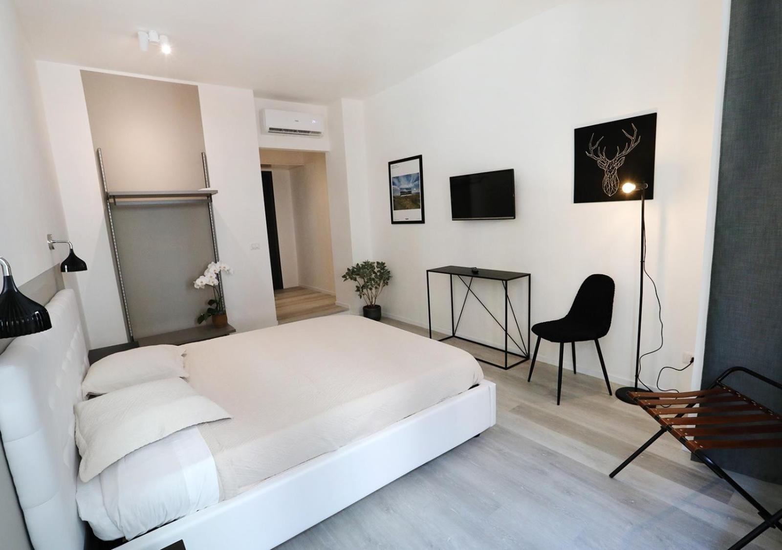 Deluxe King Room - Photo 2