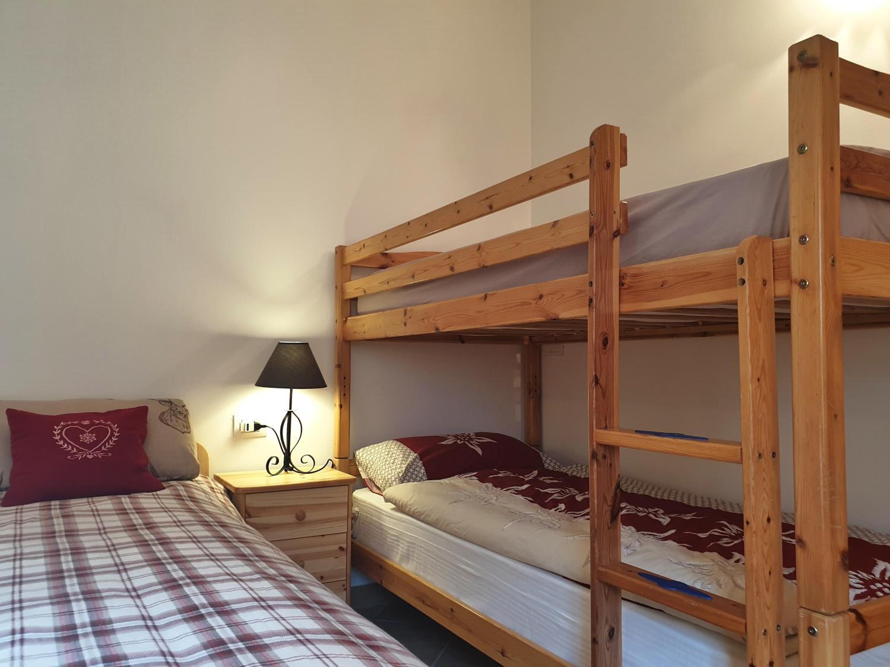 Quadruple Room with Private Bathroom - Photo 4