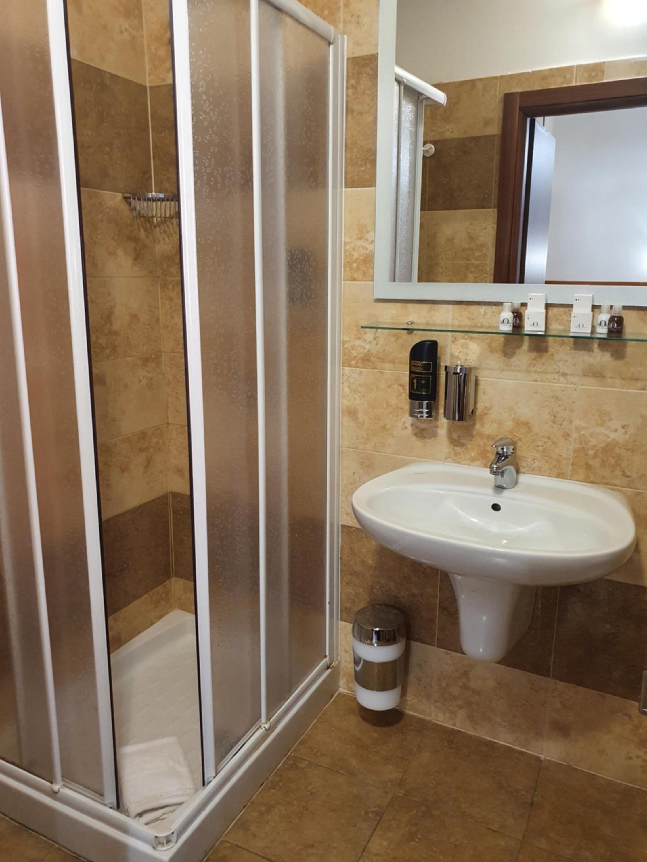 Standard Double Room - Photo 8