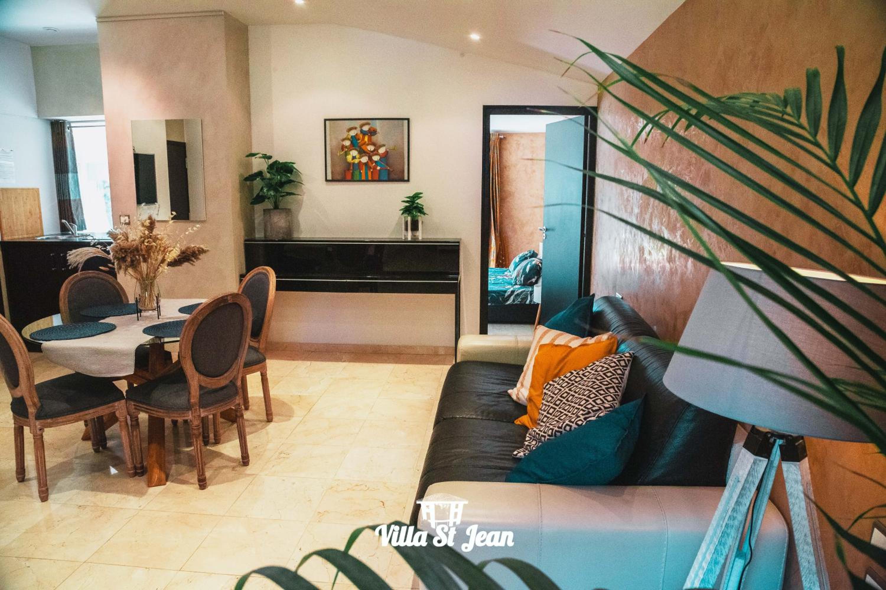 Deluxe Queen Suite photo 3