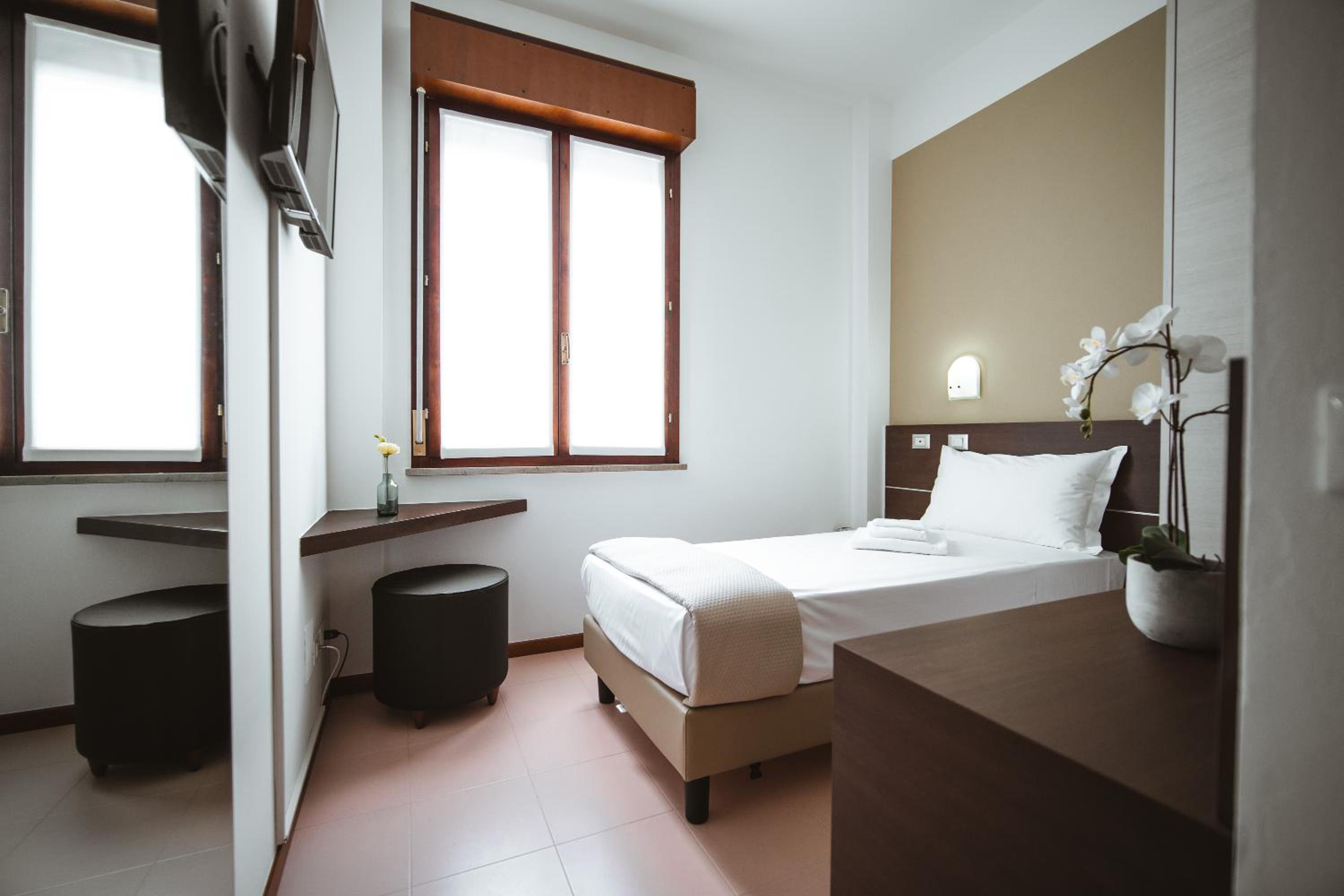 Single Room with Private Bathroom photo 1