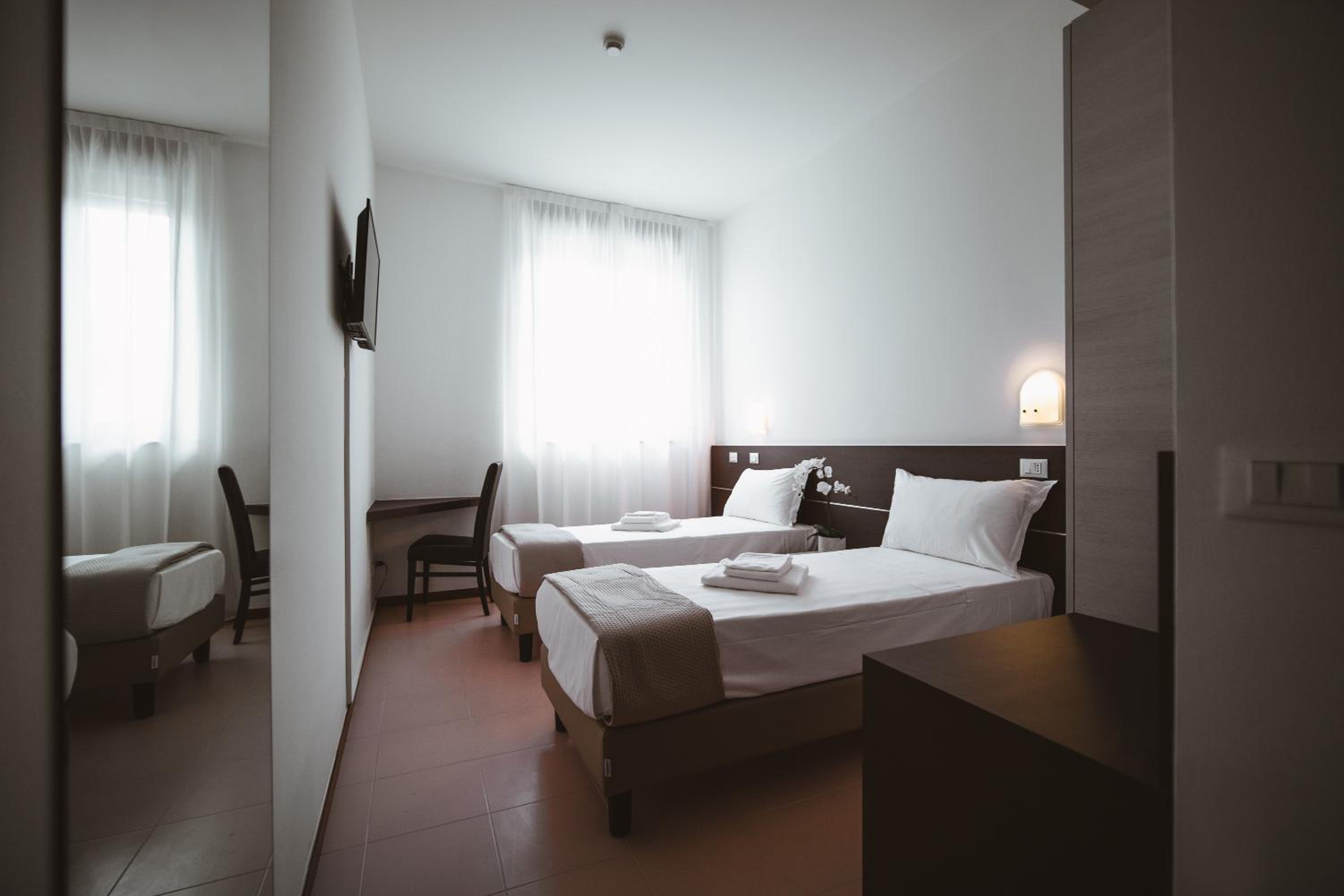 Standard Twin Room photo 2