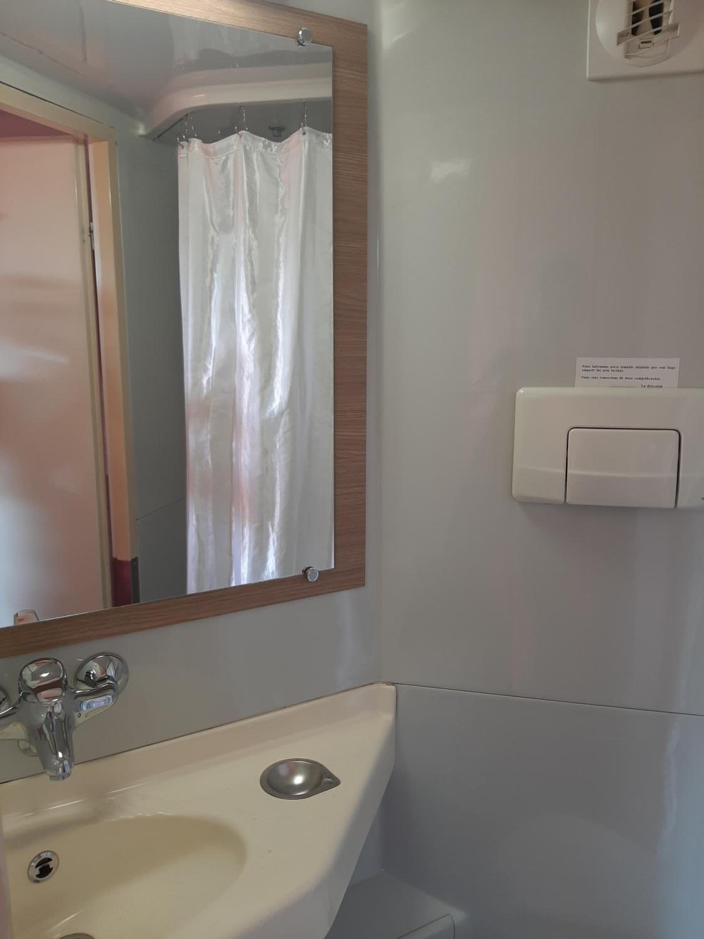 Triple Room (1 Double Bed + 1 Single Bed) - Photo 7