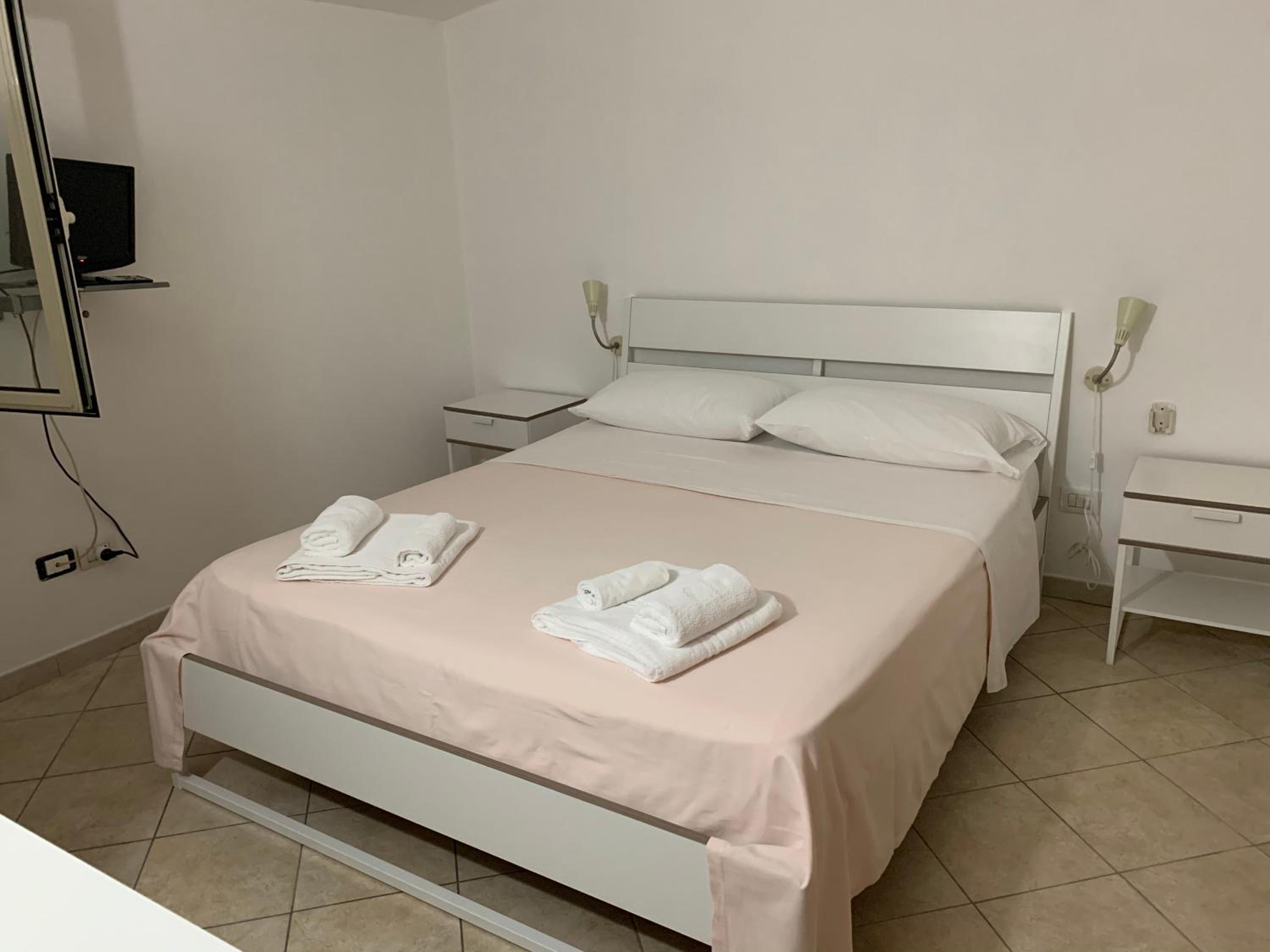 Single Room with Private Bathroom photo 1