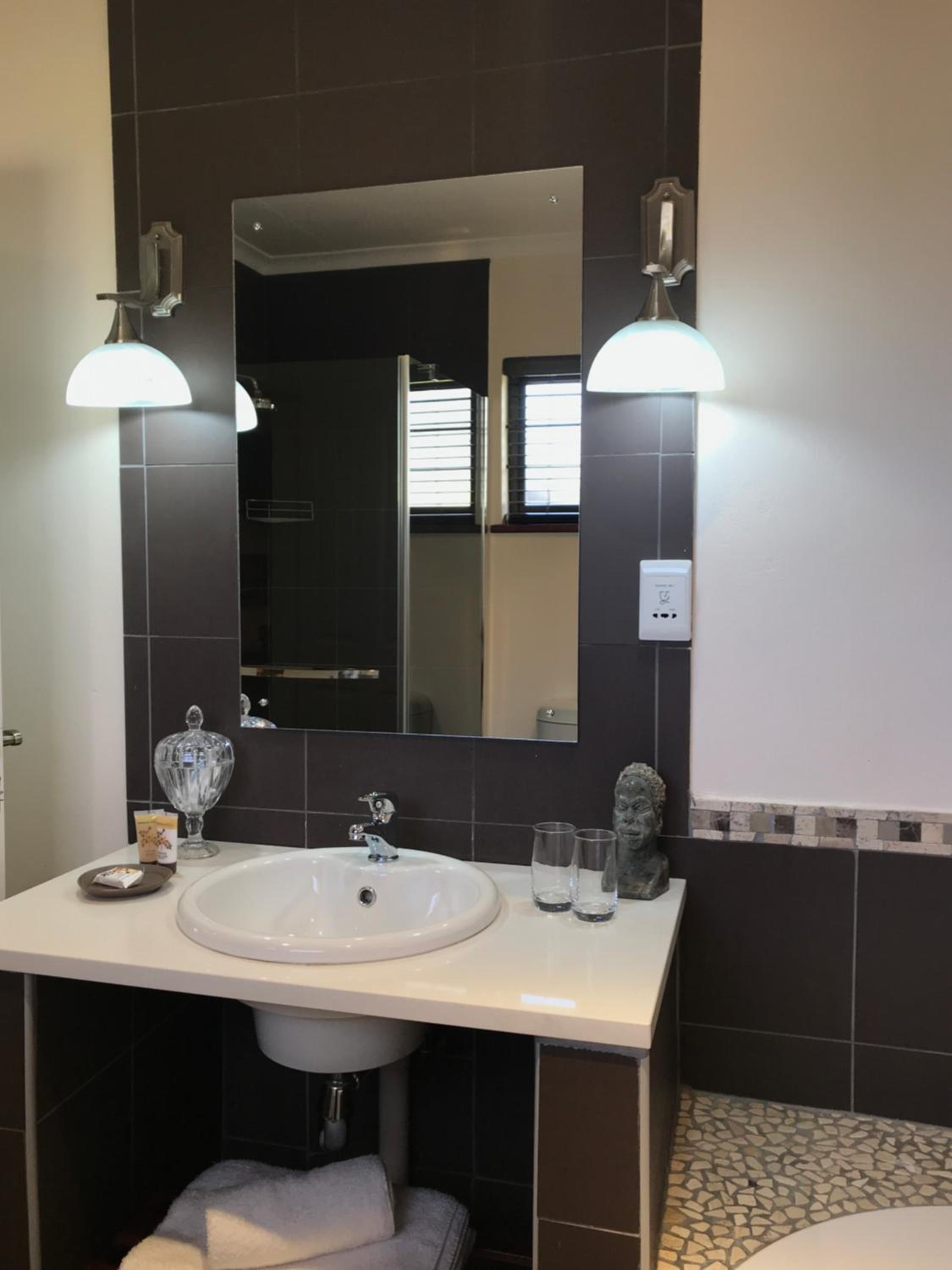 Deluxe Double or Twin Room - Photo 10