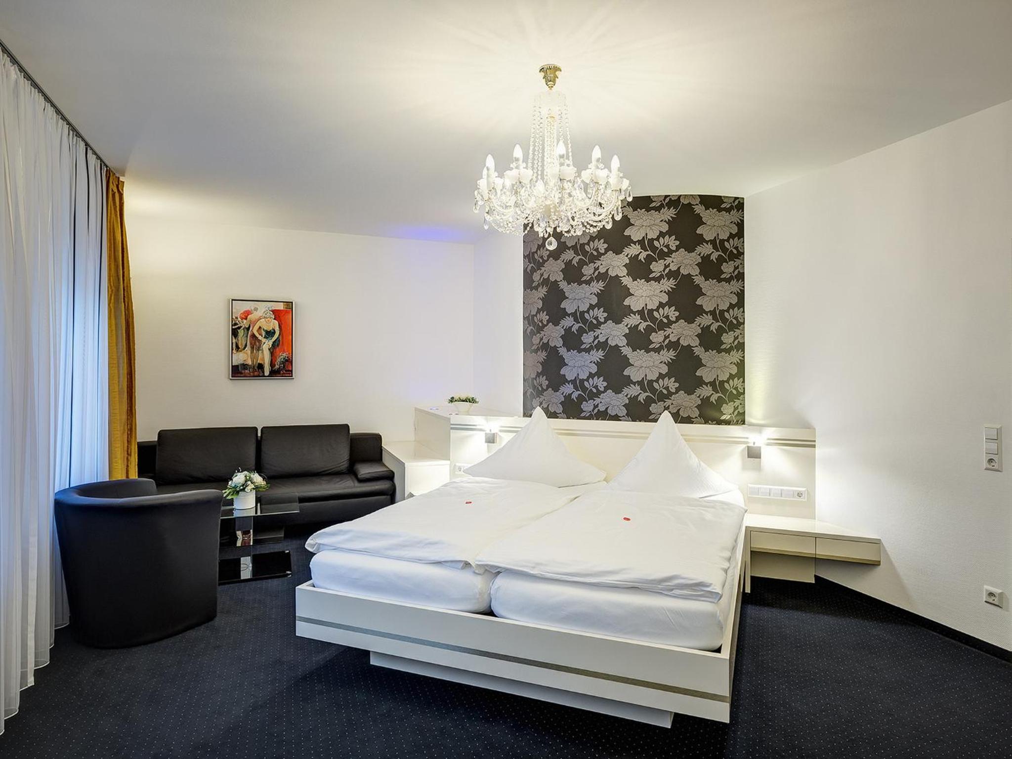 Suite - Photo 1