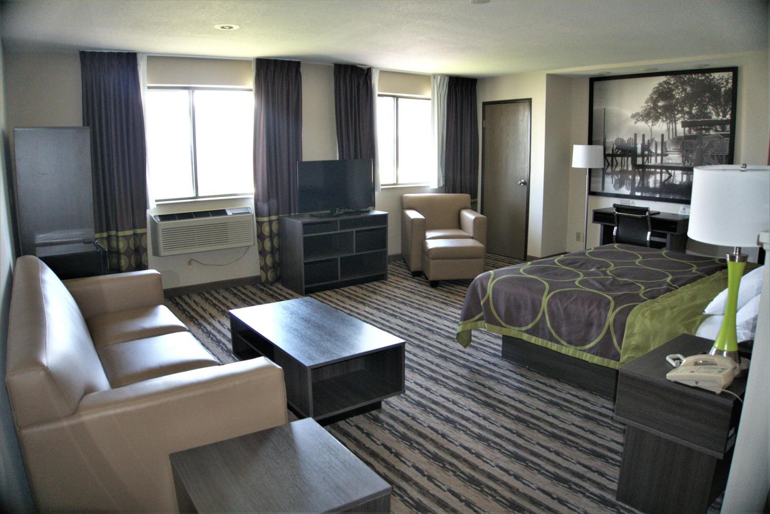 King Suite - Non-Smoking - Photo 3