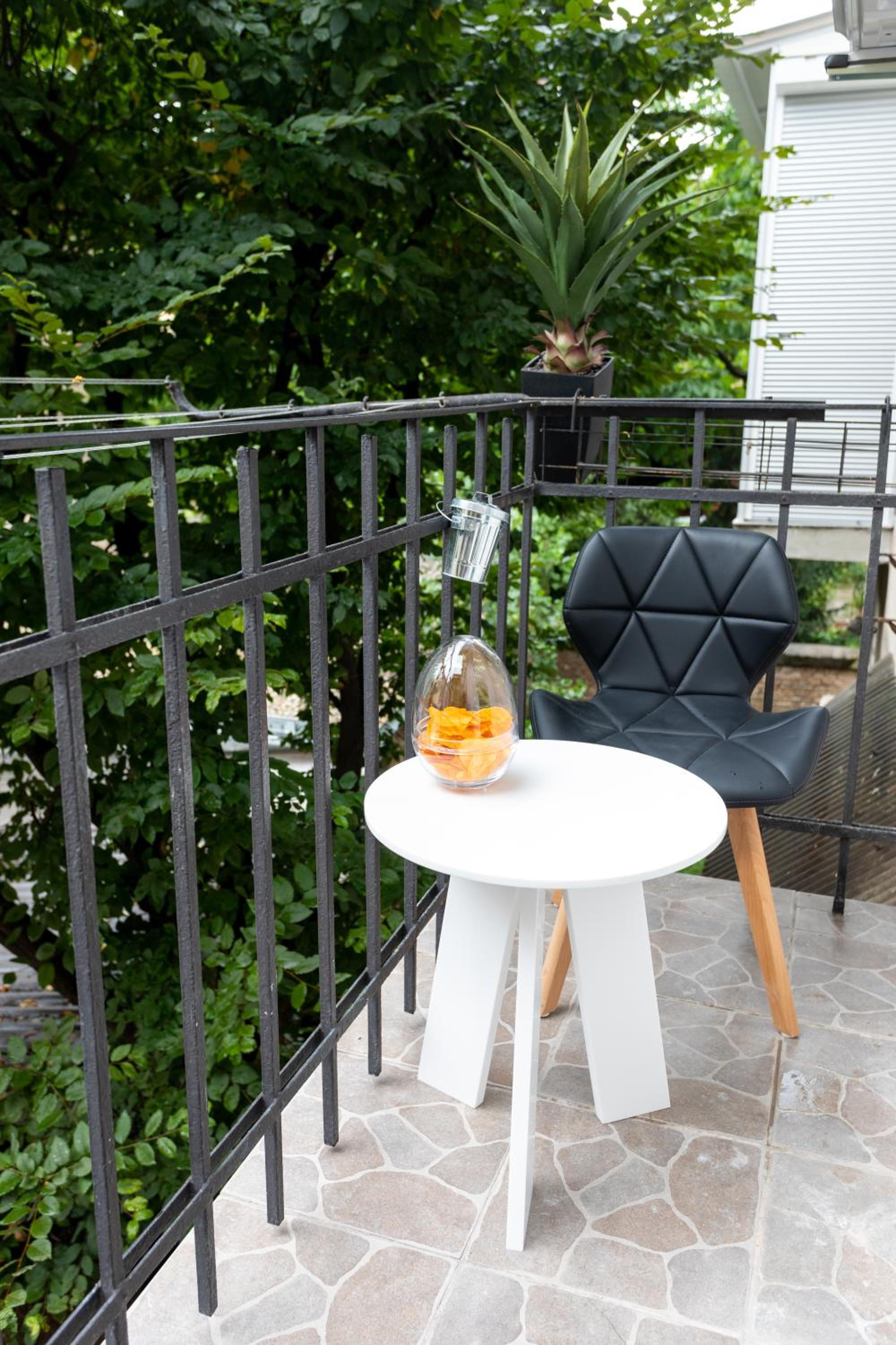Studio with Balcony - Photo 36