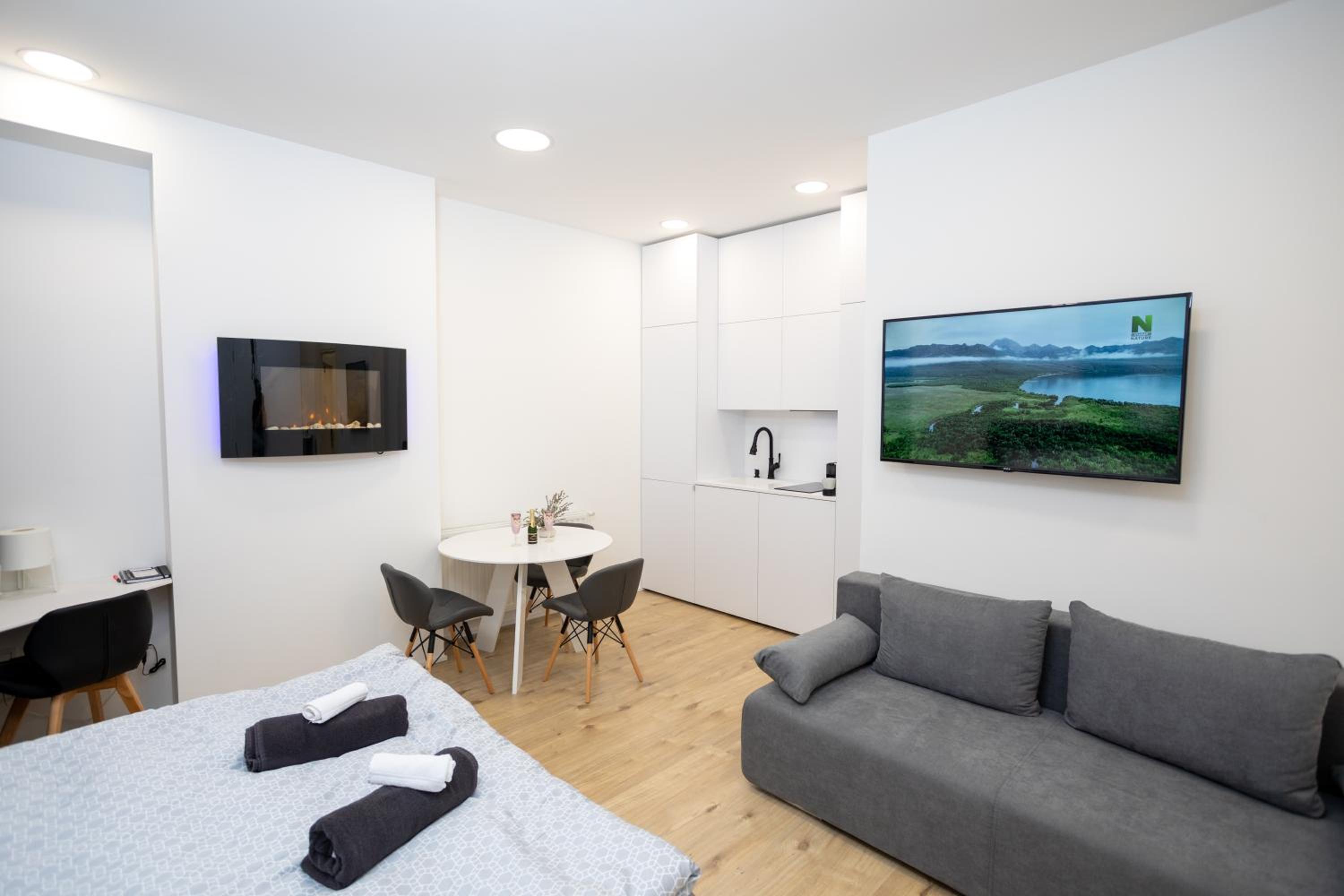 Studio with Balcony - Photo 1