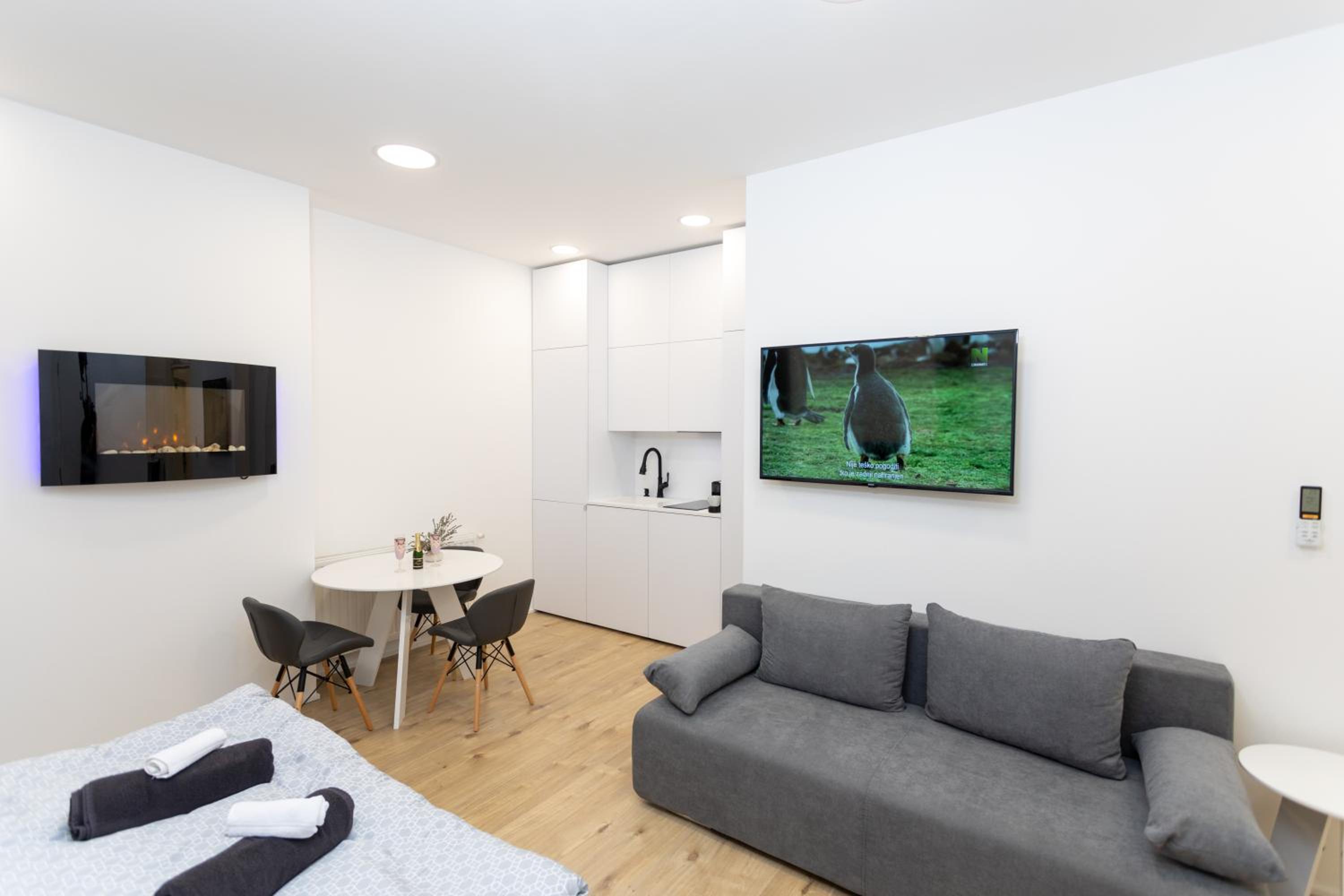 Studio with Balcony - Photo 42
