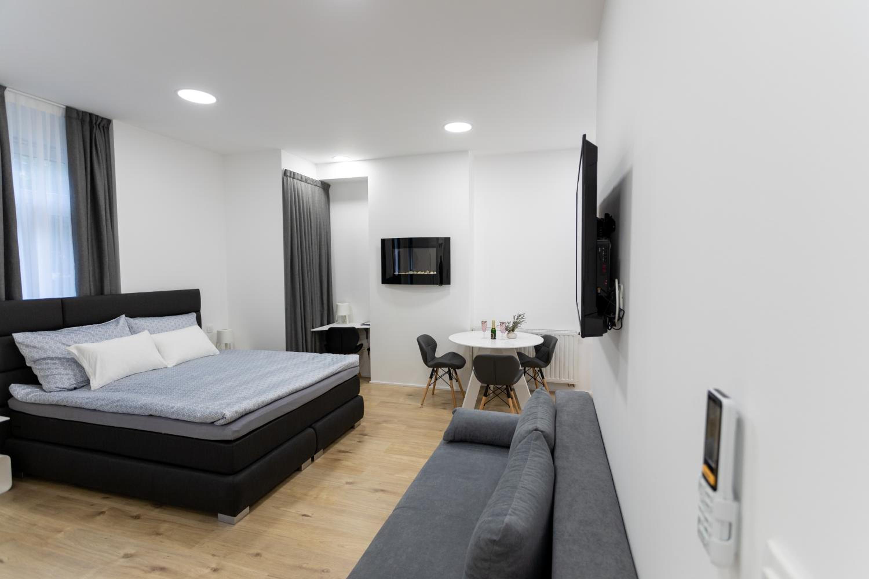 Studio with Balcony - Photo 44