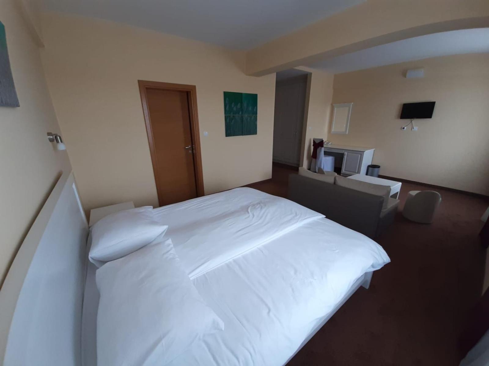 Double or Twin Room - Photo 4
