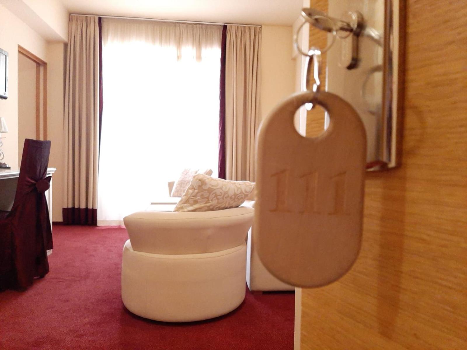 Suite - Photo 1