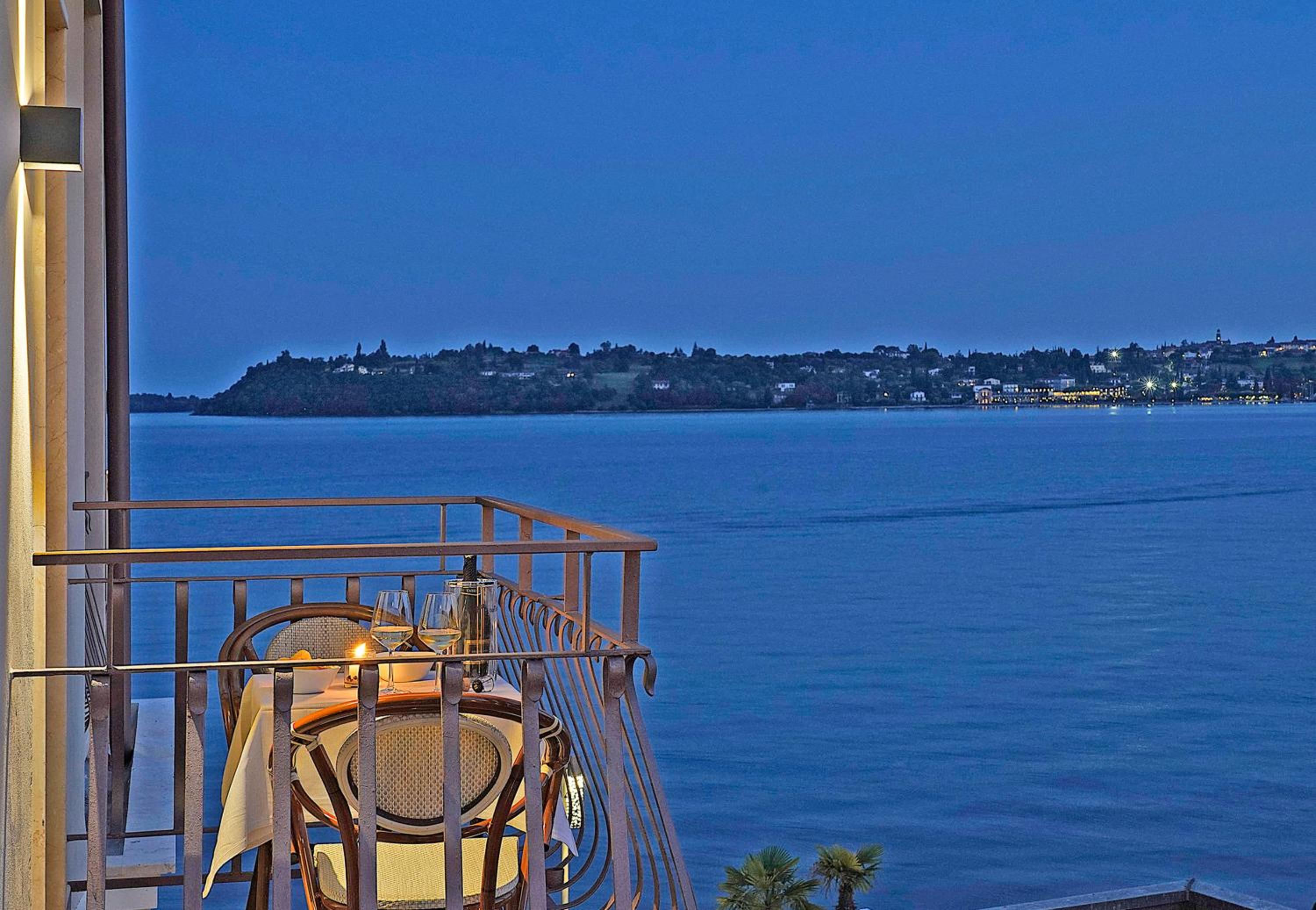 Double or Twin Room with Partial Lake View and Balcony - Photo 5