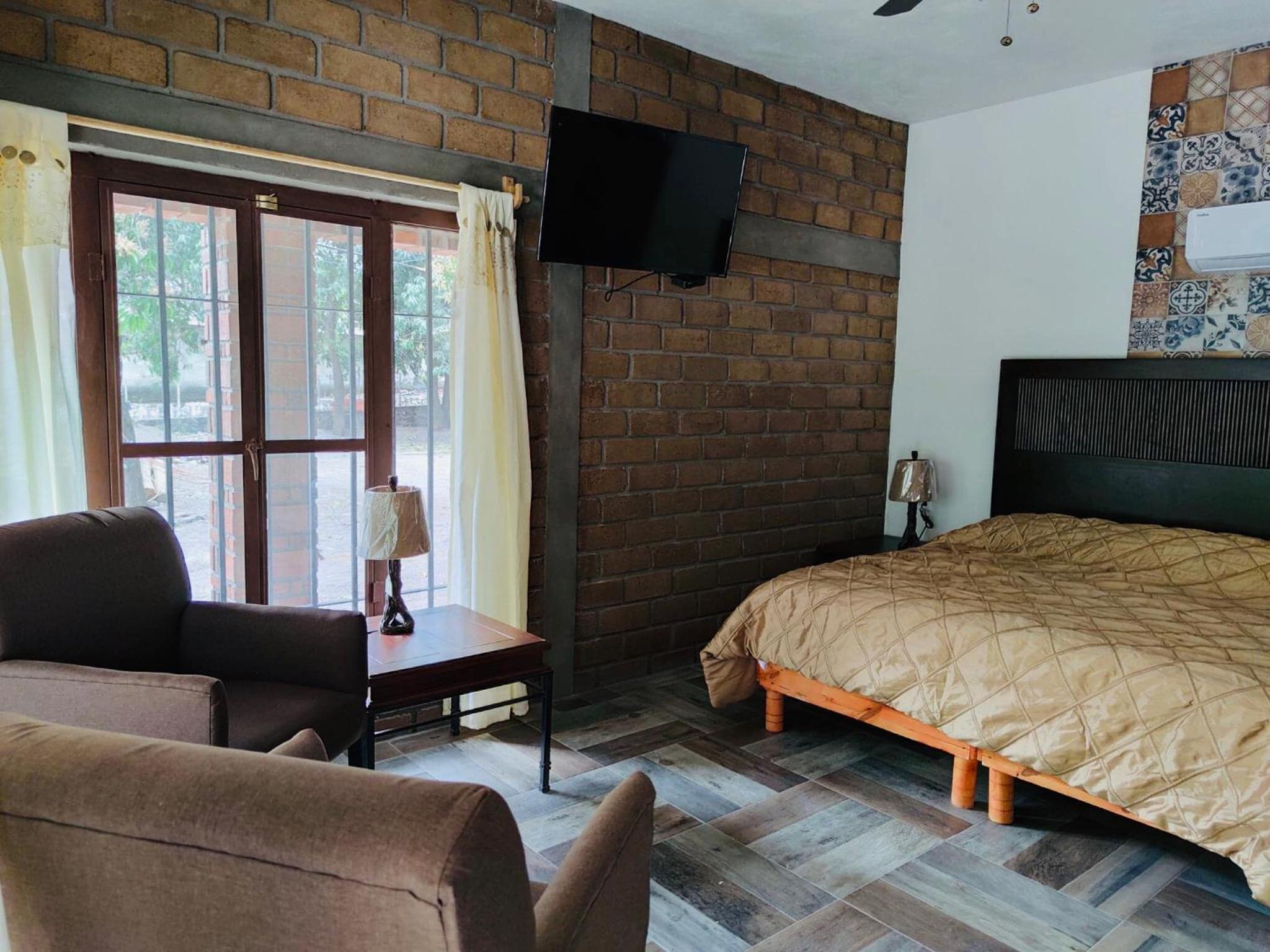 Deluxe King Suite - Photo 43