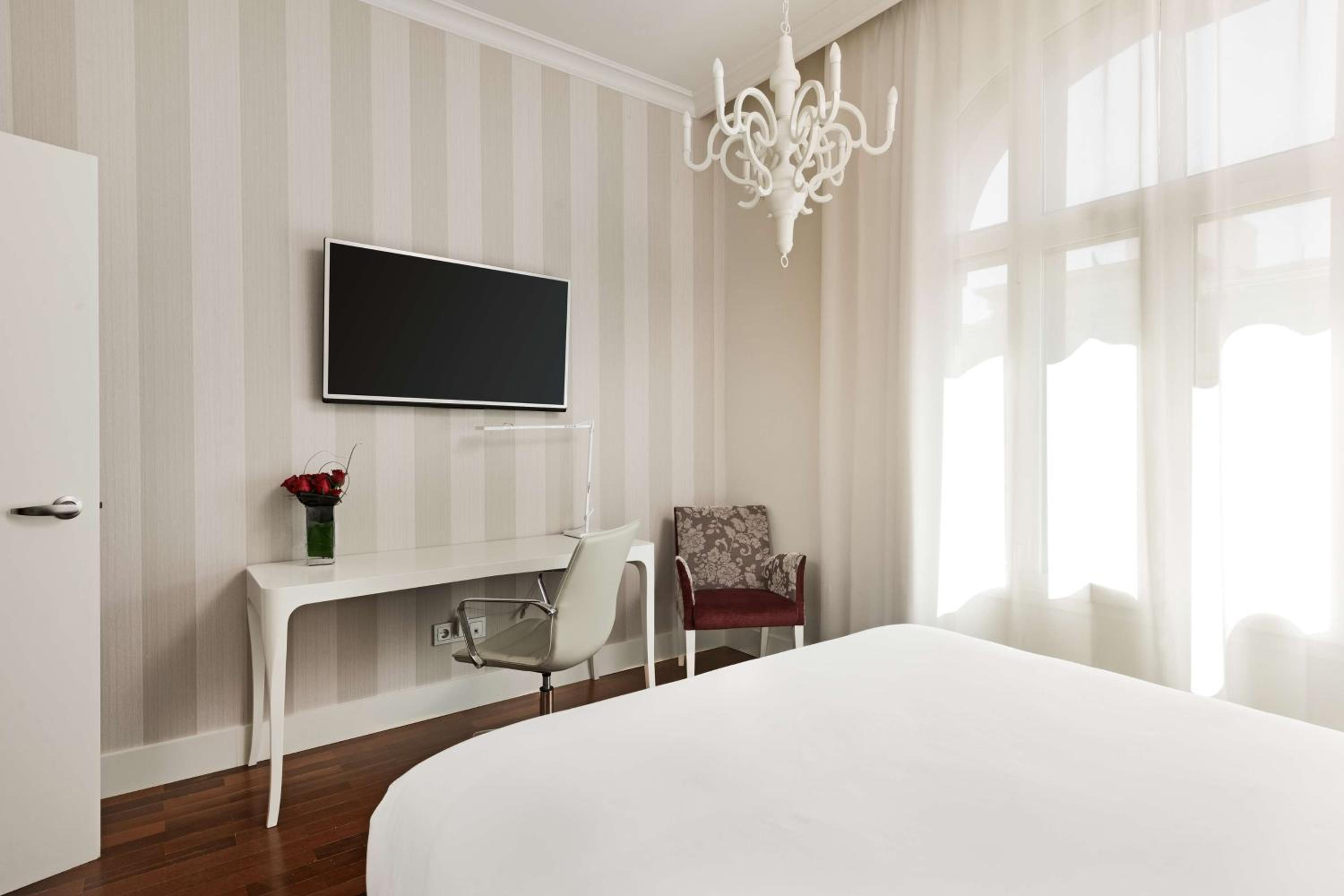 Superior Double or Twin Room with View - Photo 5