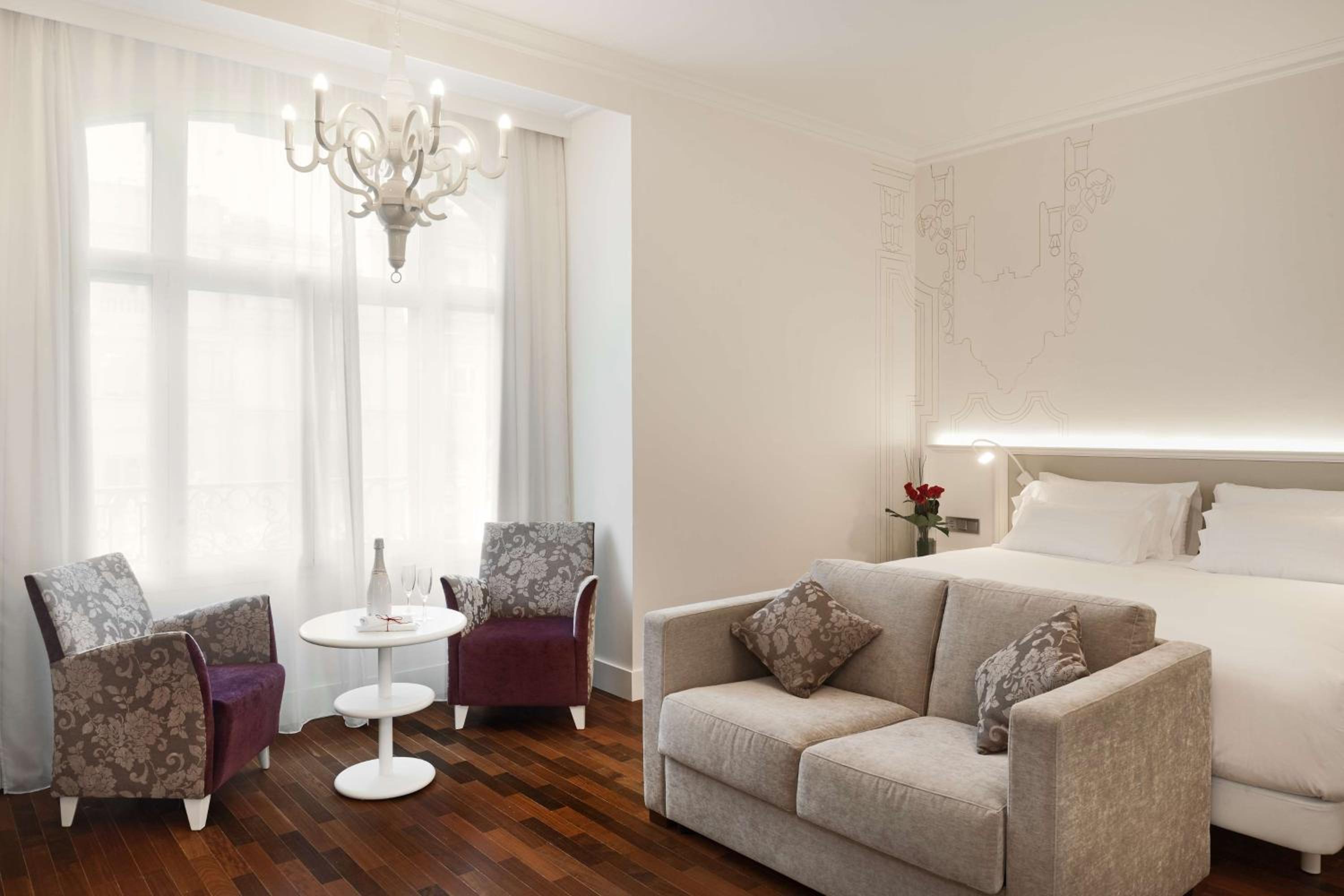Premium Double or Twin Room - Photo 6