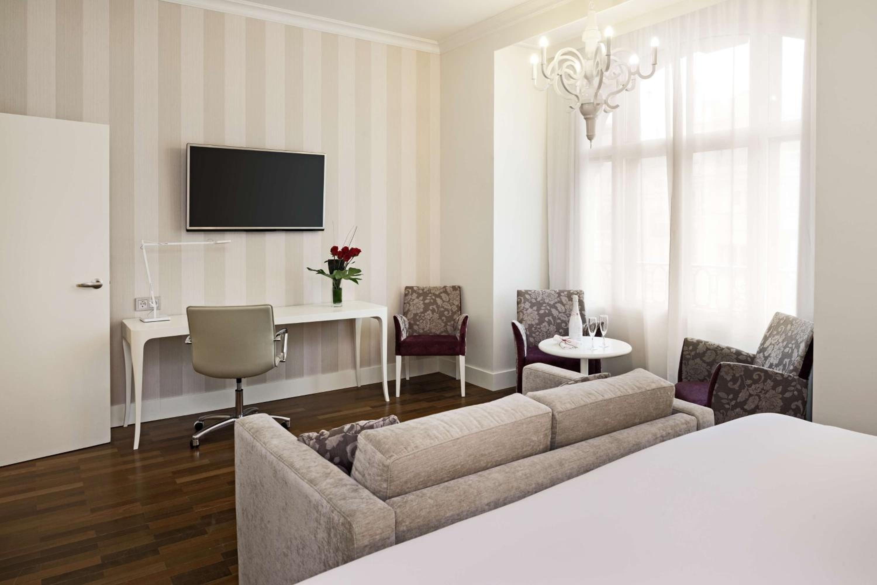 Premium Double or Twin Room - Photo 7