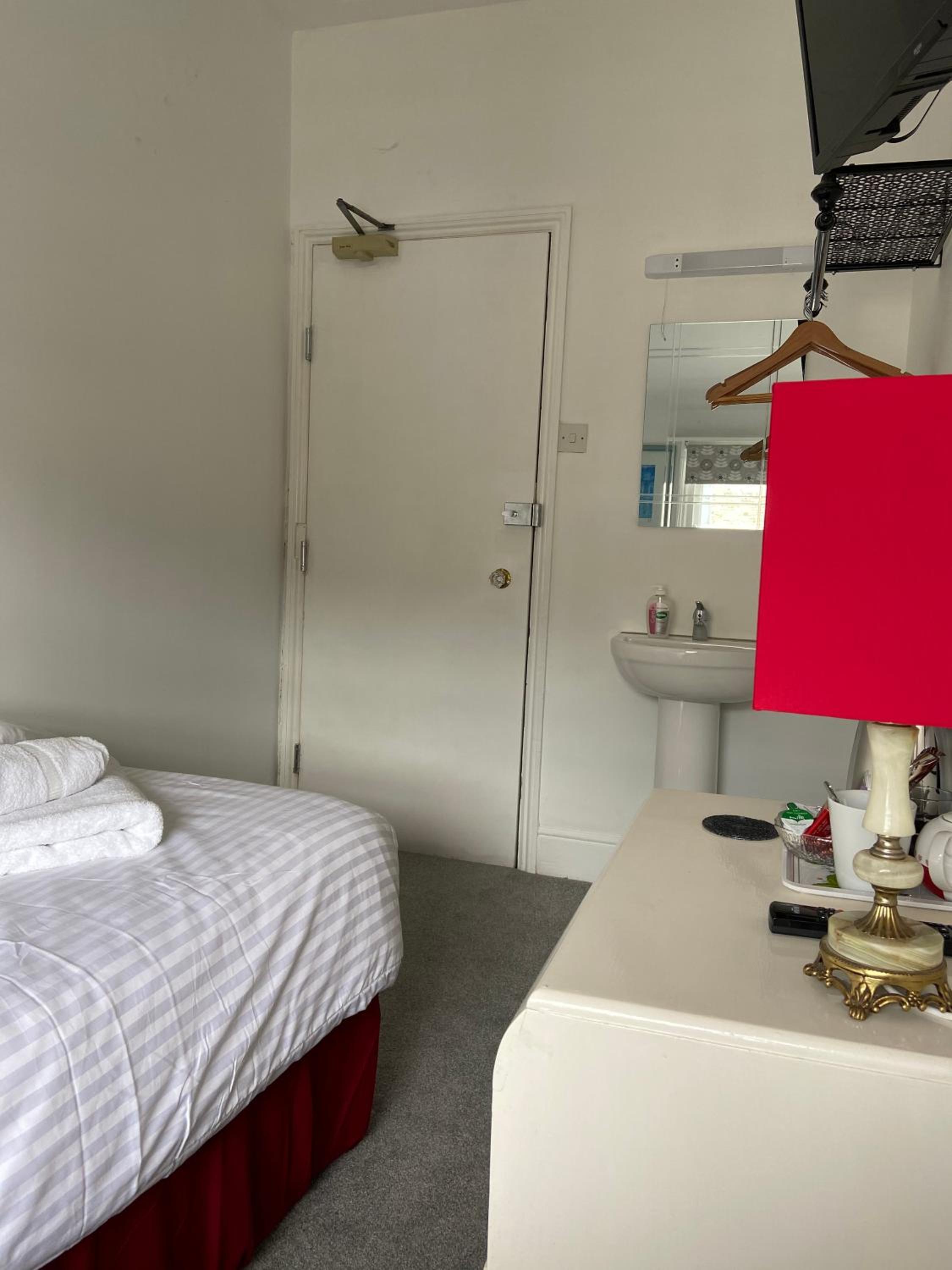 Single Room with Shared Bathroom photo 3