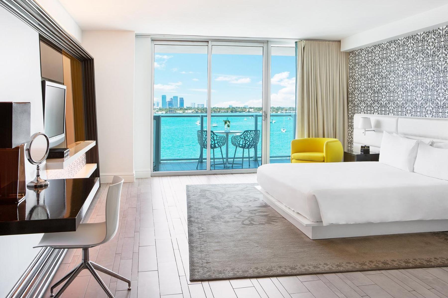 Deluxe Bay View Studio Suite w Balcony - Photo 6
