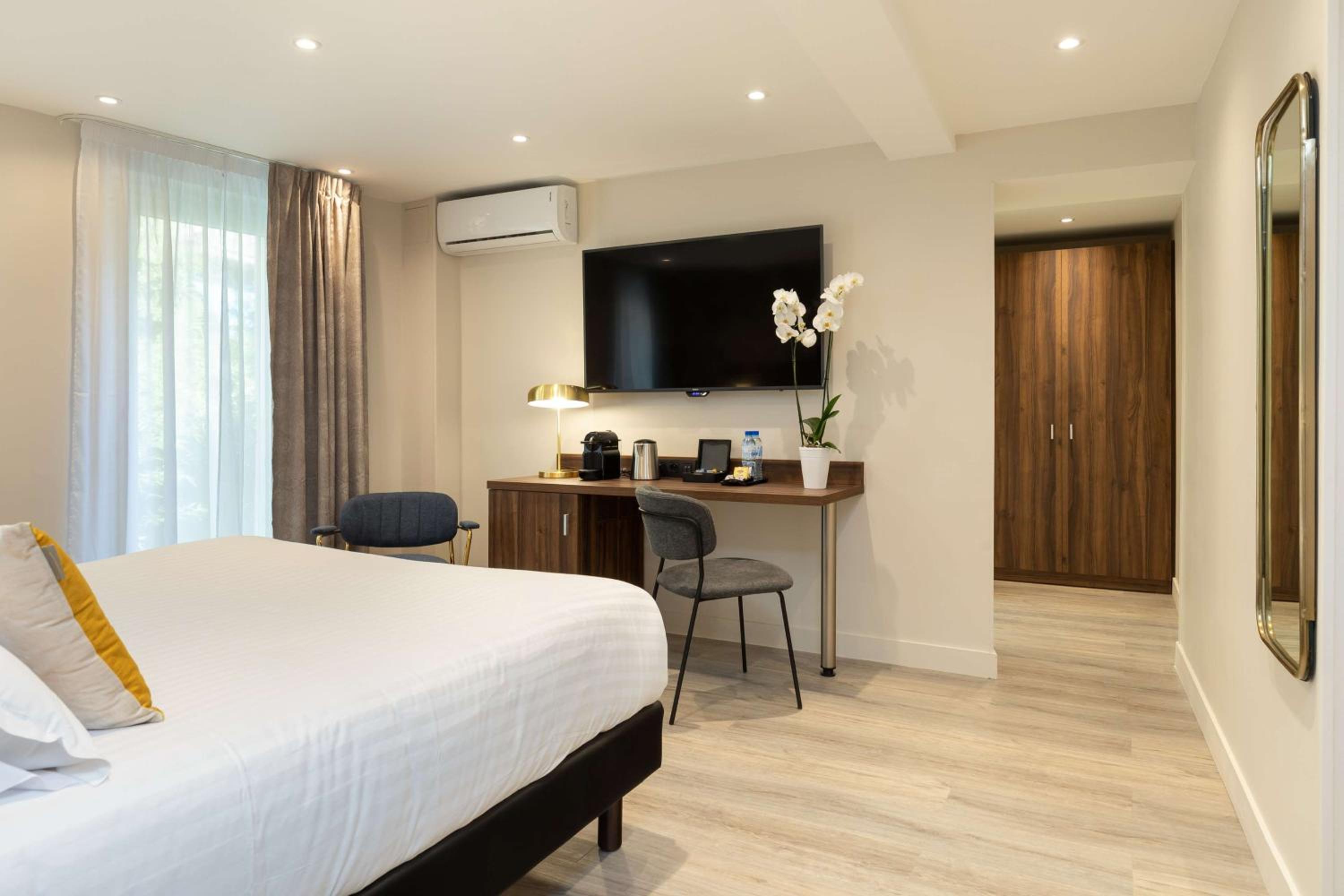 Deluxe Double Room - Photo 26