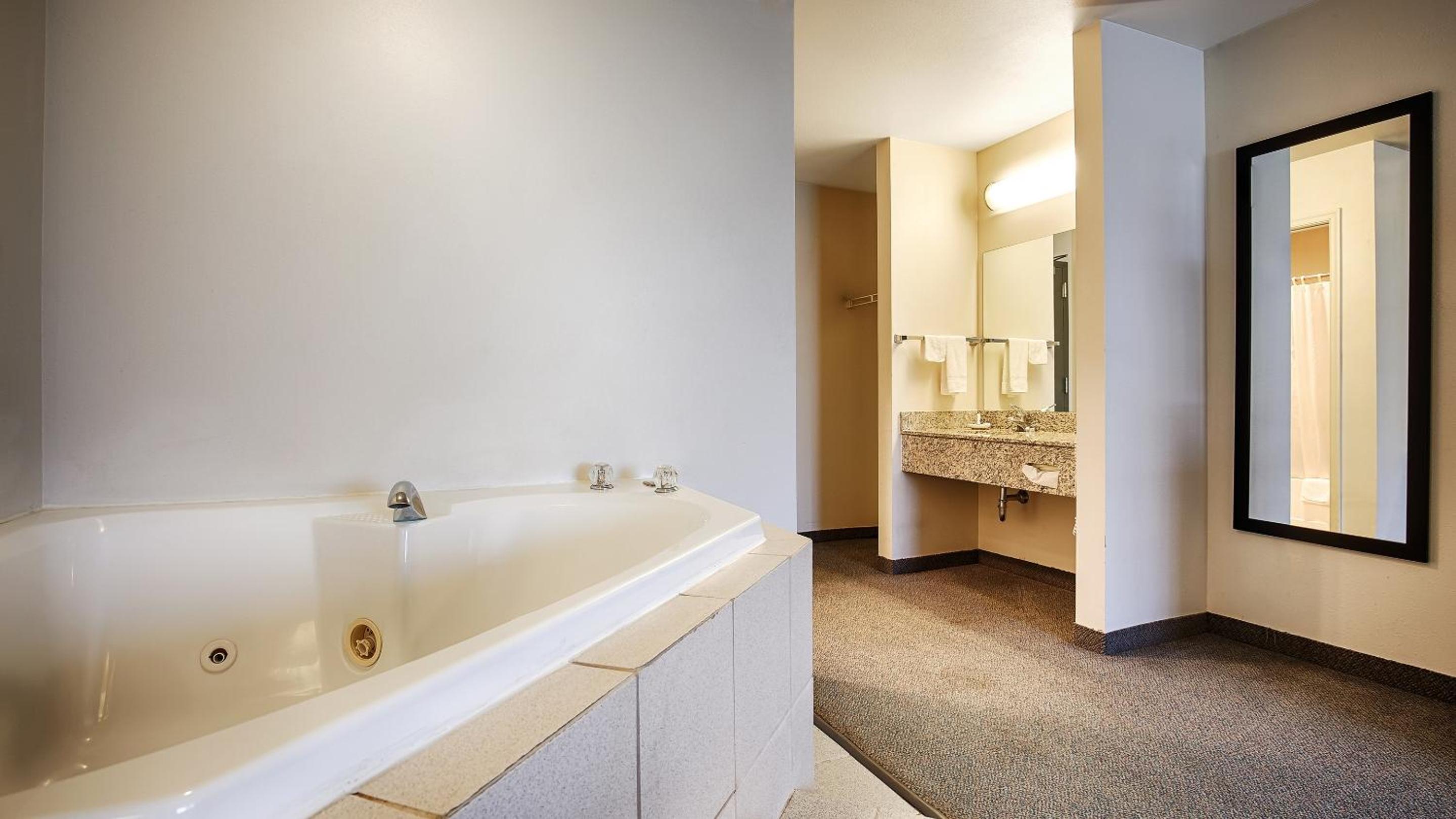 King Room with Spa Bath - Non-Smoking - Photo 3