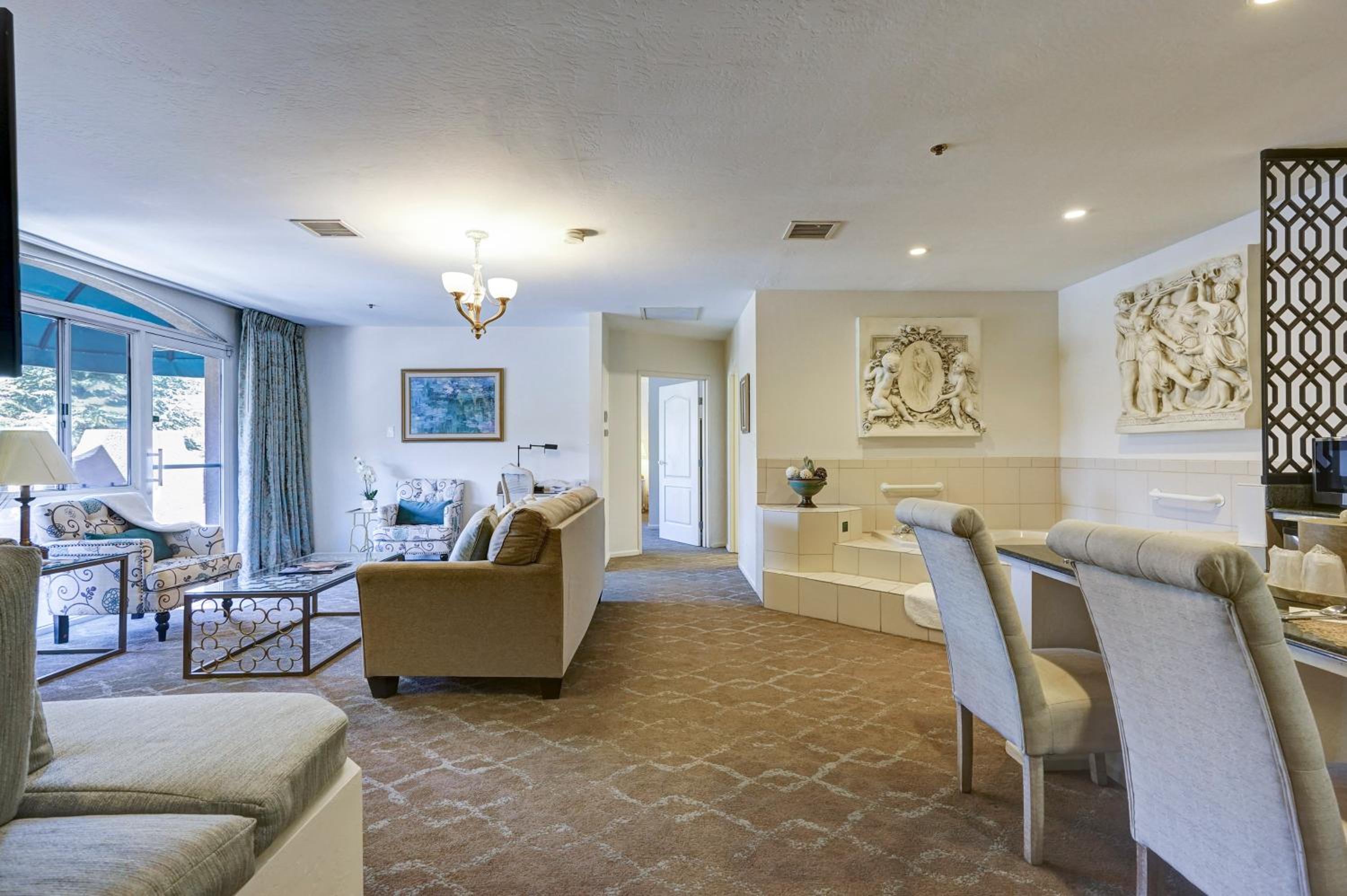 Luxury Suite (No pets allowed) - Photo 2