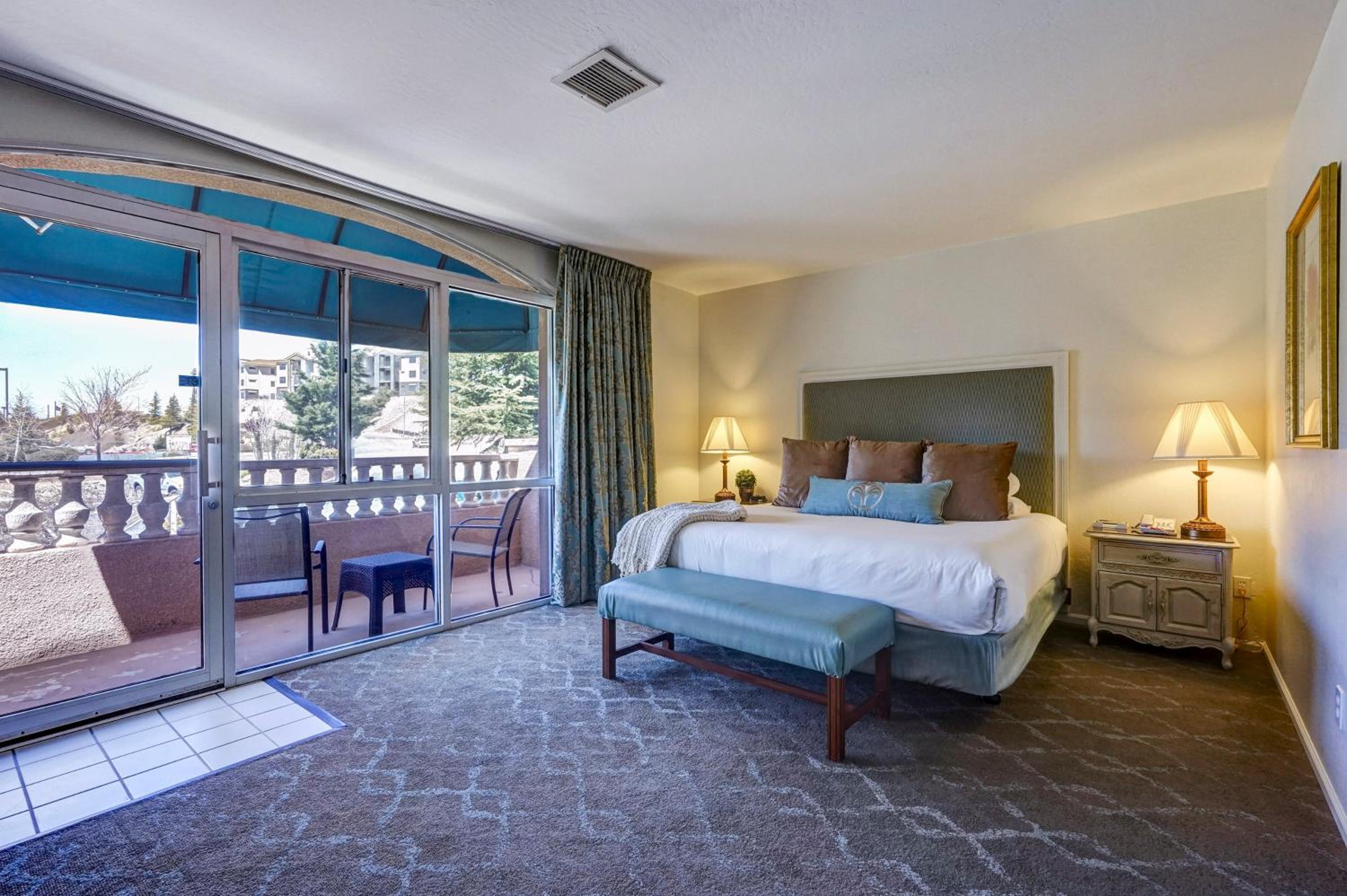 Luxury Suite (No pets allowed) - Photo 3