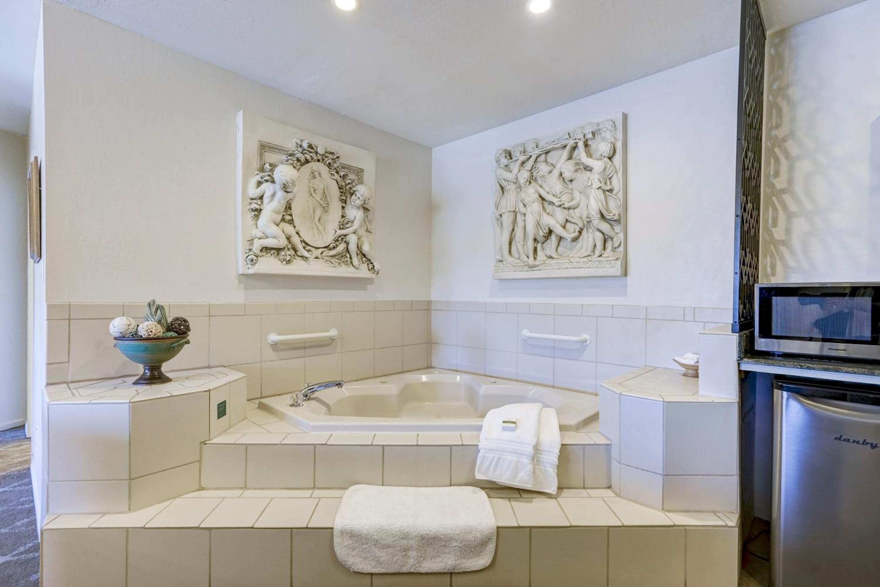 Luxury Suite (No pets allowed) - Photo 5