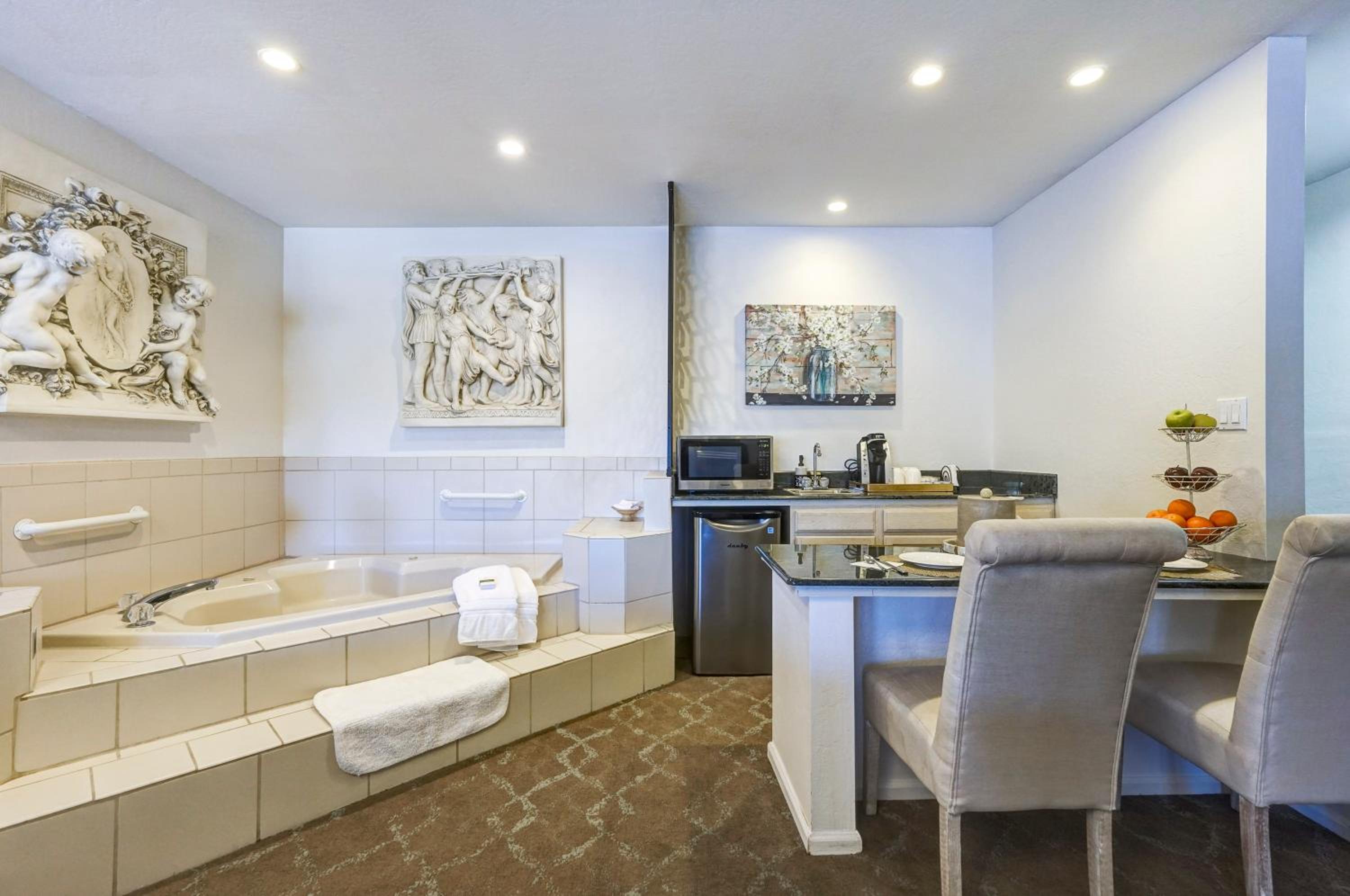 Luxury Suite (No pets allowed) - Photo 6