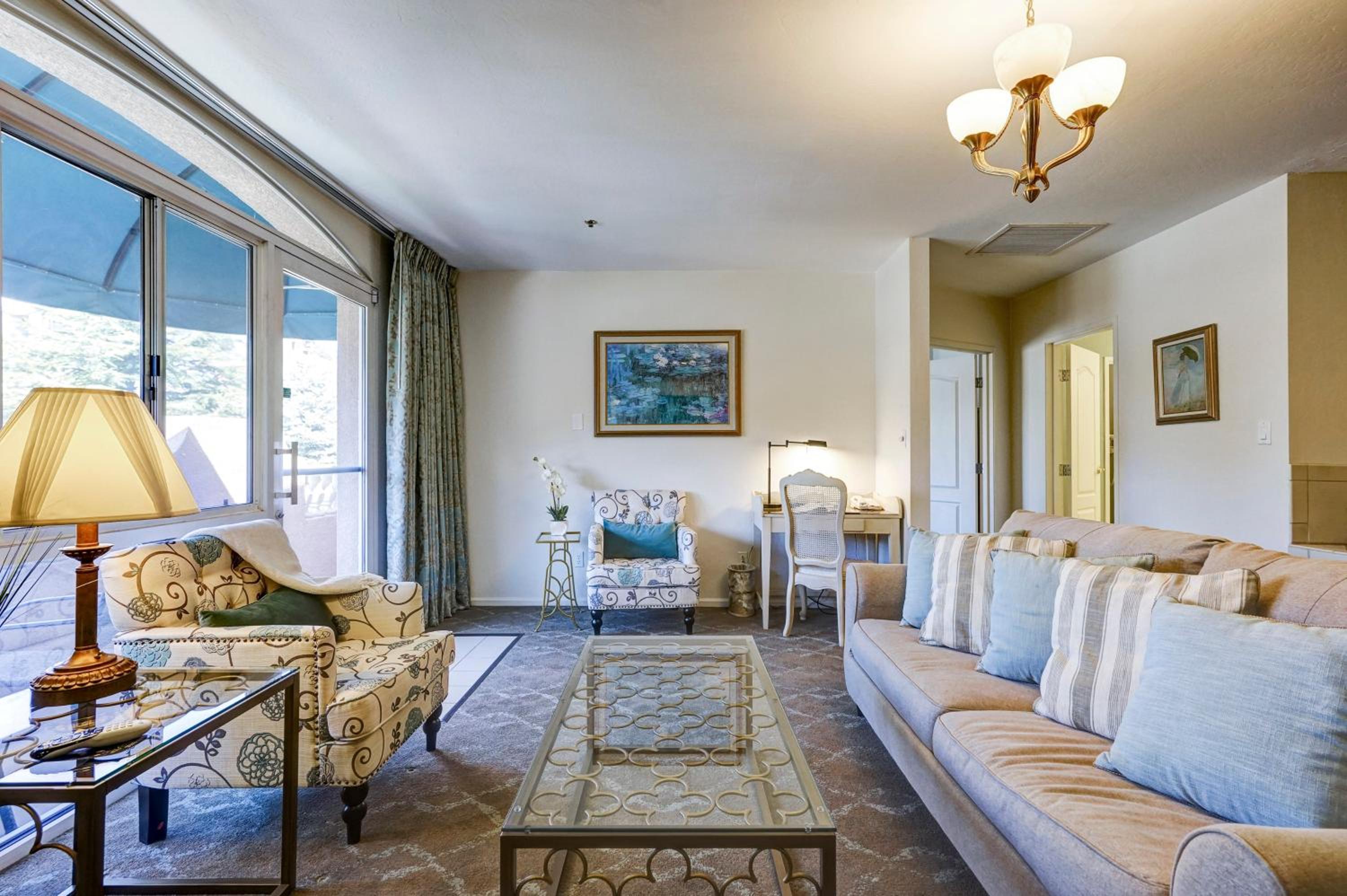 Luxury Suite (No pets allowed) - Photo 7